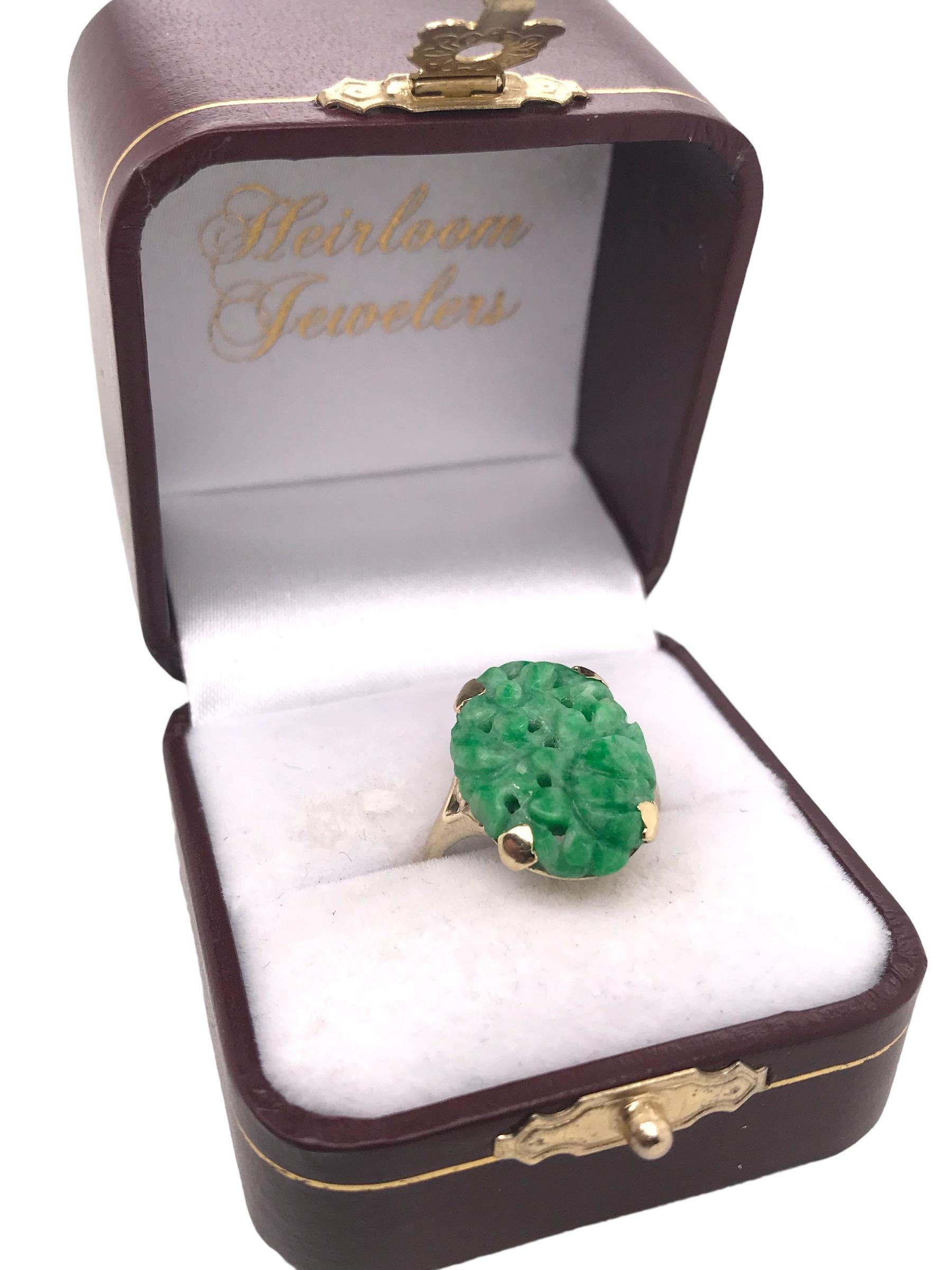 Retro Carved Jade Ring 10K Yellow Gold For Sale 2