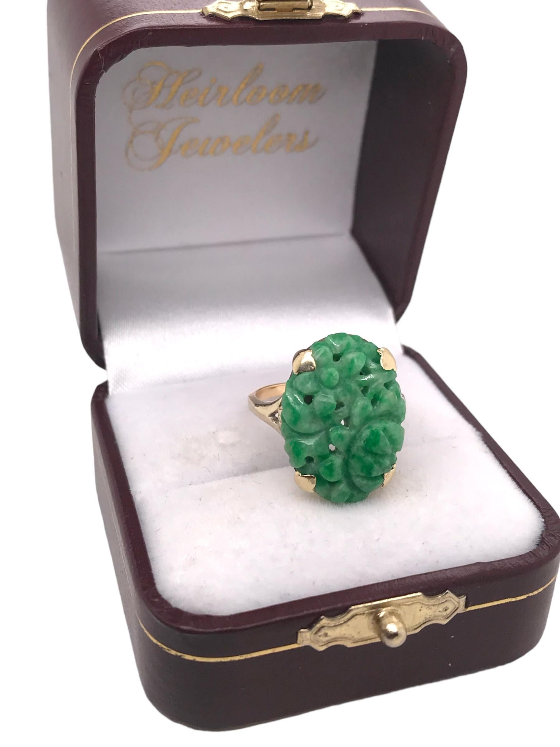 Retro Carved Jade Ring 10K Yellow Gold For Sale 3
