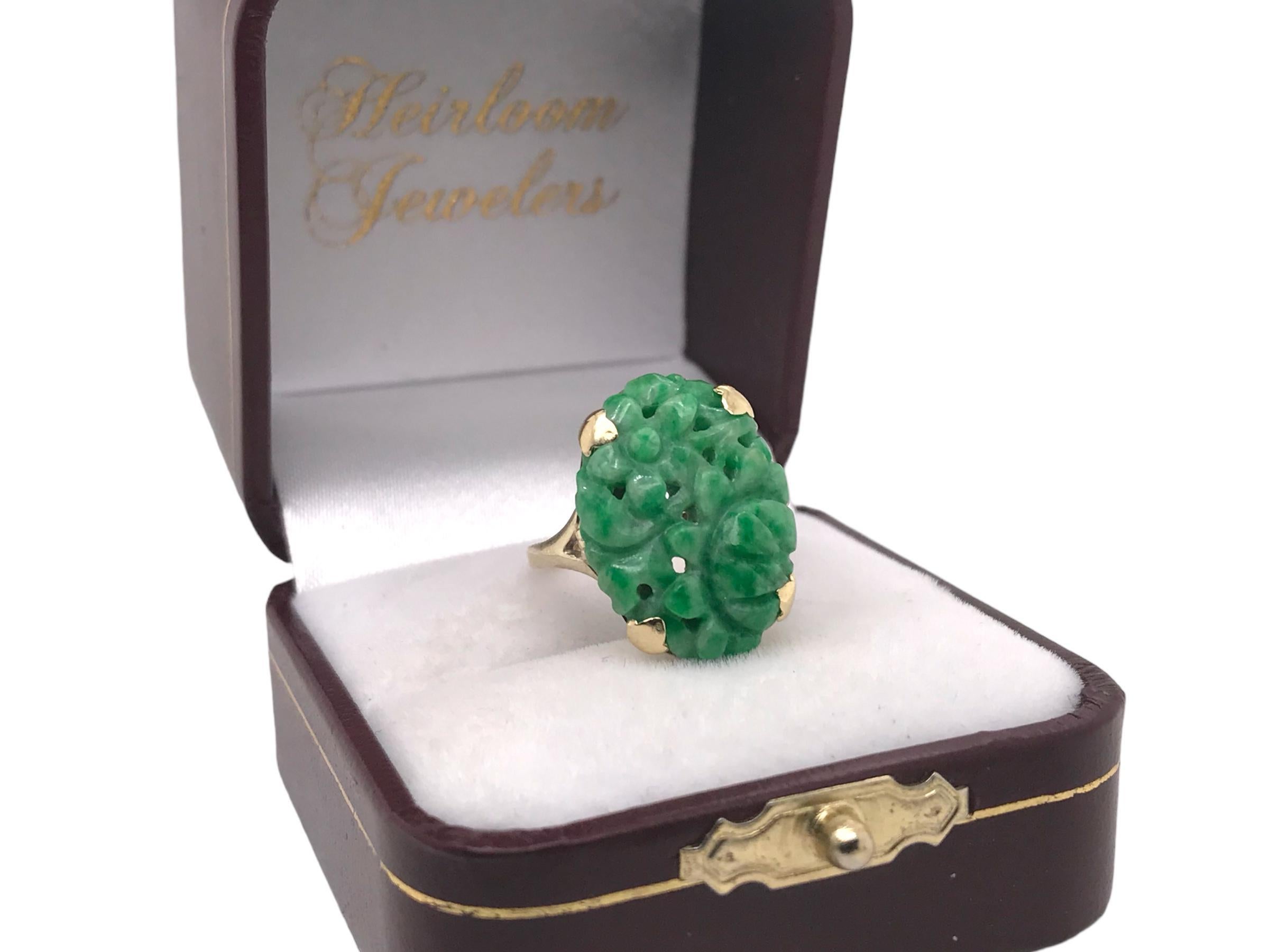 Retro Carved Jade Ring 10K Yellow Gold For Sale 4