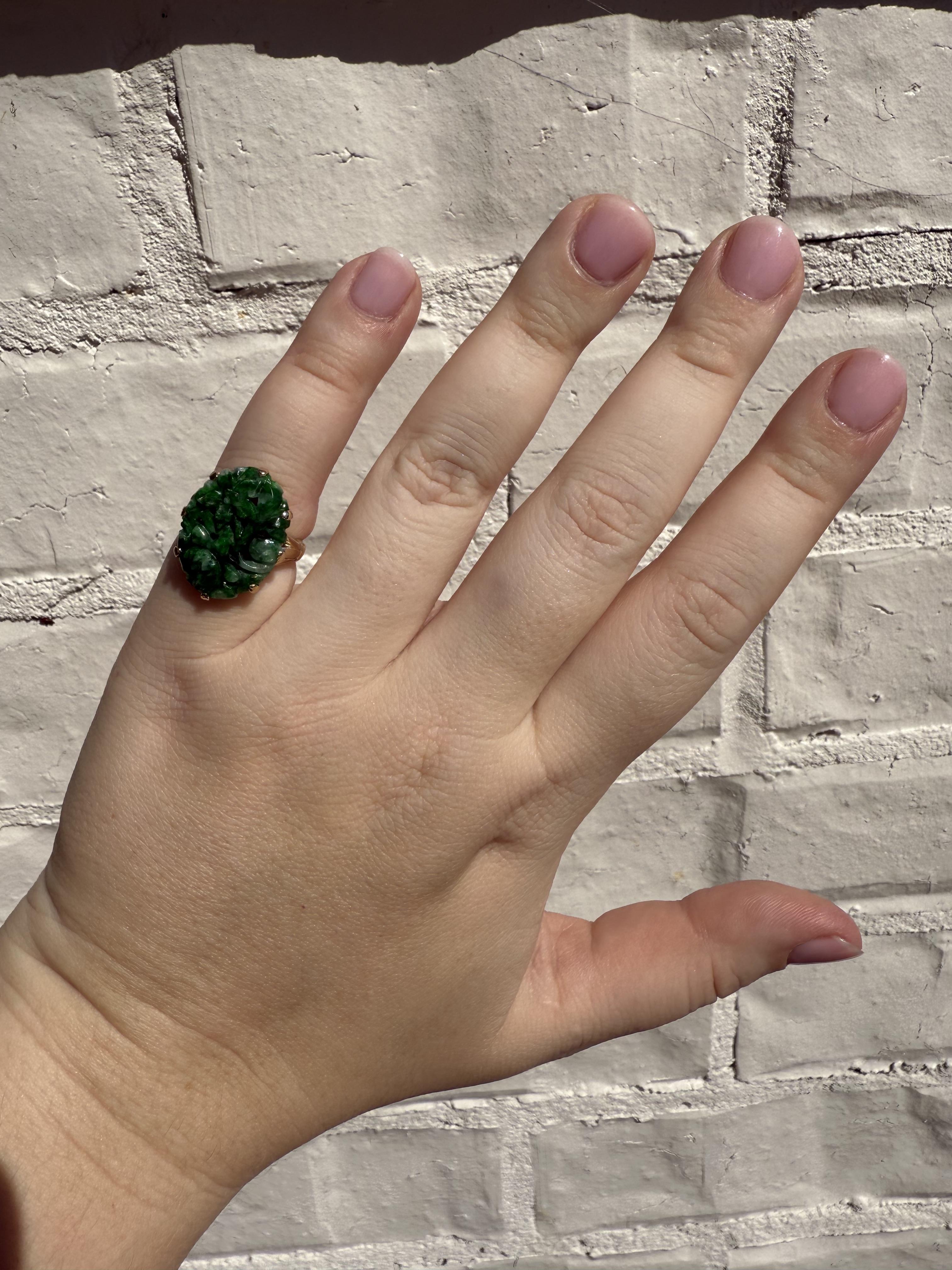 Adoriamo i dettagli intagliati a mano e la ricca tonalità verde!

Dettagli dell'anello
Epoca: Retro 1940 - 1960
Materiale: Oro giallo 14K
Lunghezza della testa: 21,4 mm
Larghezza della testa: 16,4 mm
Altezza della testa: 4,9 mm
Larghezza del gambo: