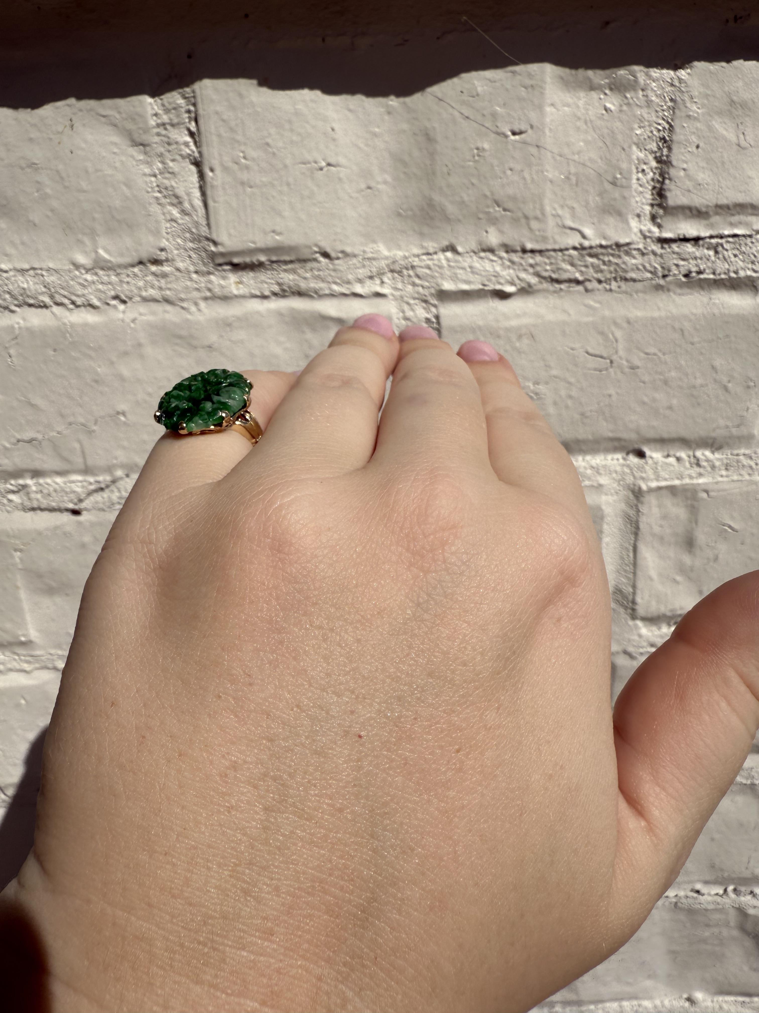 Rétro Anello di giada intagliata retrò in oro giallo 14K in vendita