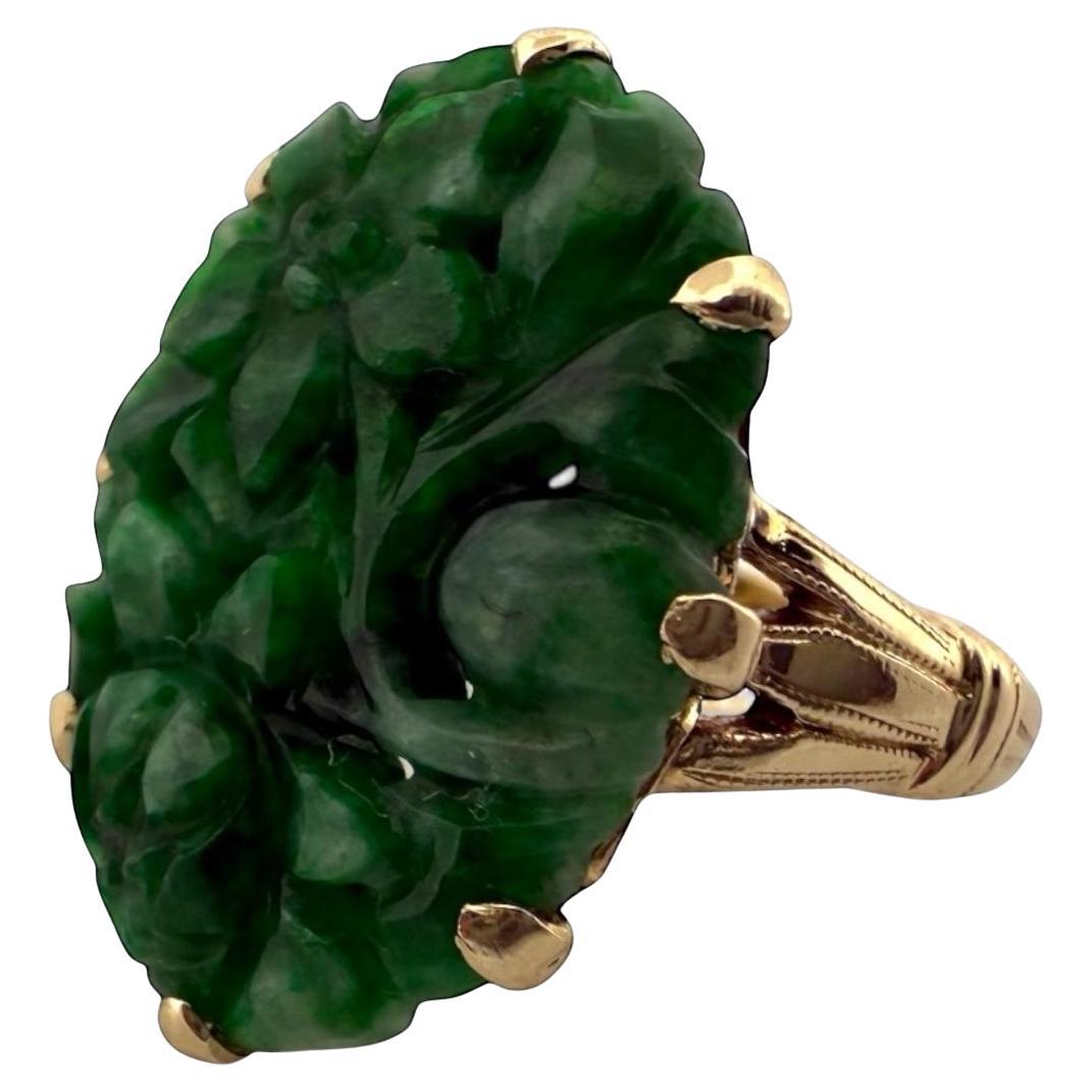 Anello di giada intagliata retrò in oro giallo 14K in vendita