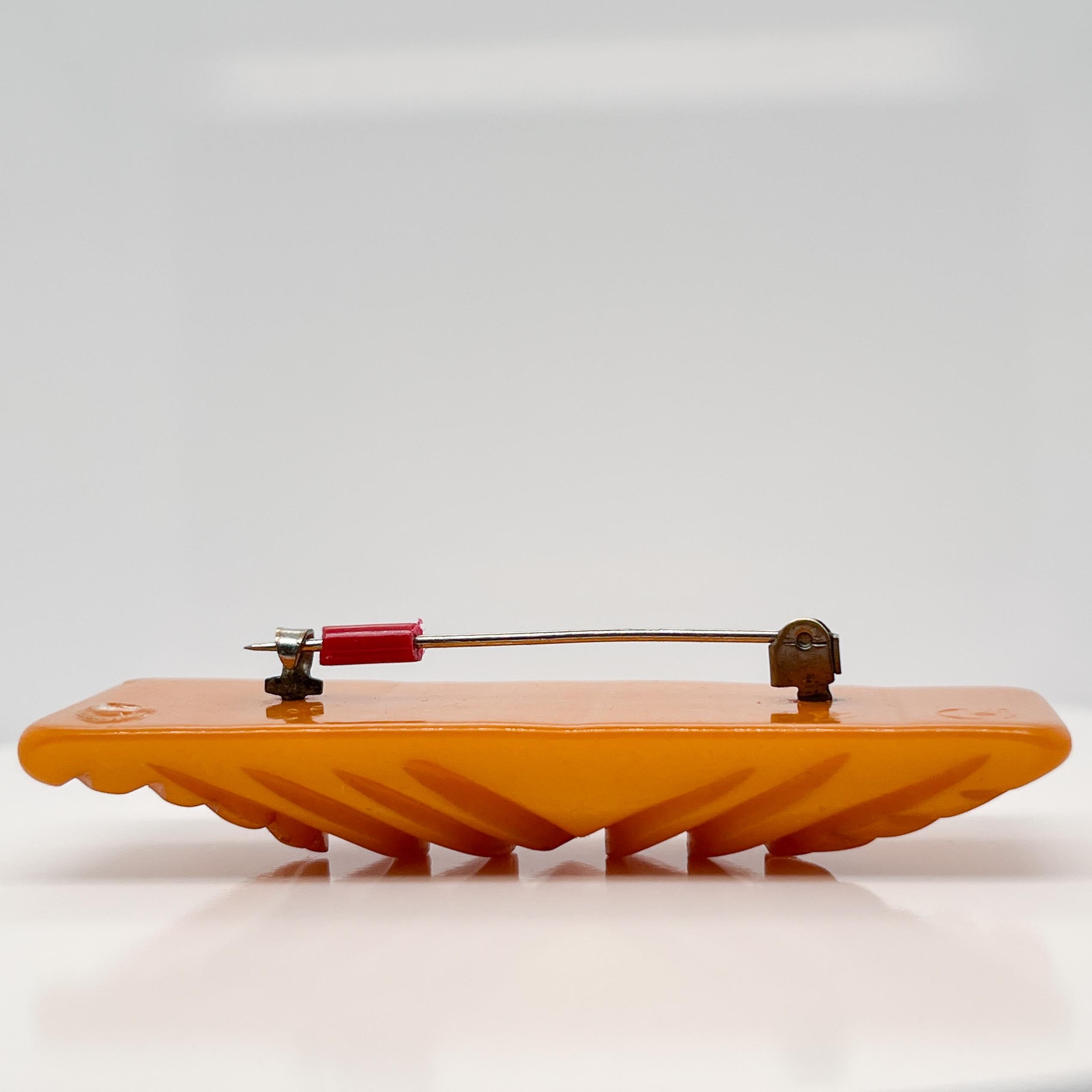 Retro Carved Yellow Bakelite Brooch or Pin For Sale 4