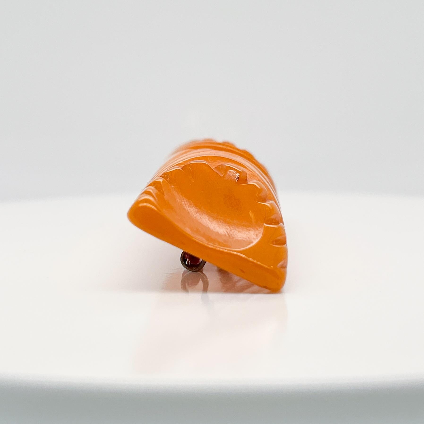 Retro Carved Yellow Bakelite Brooch or Pin For Sale 2