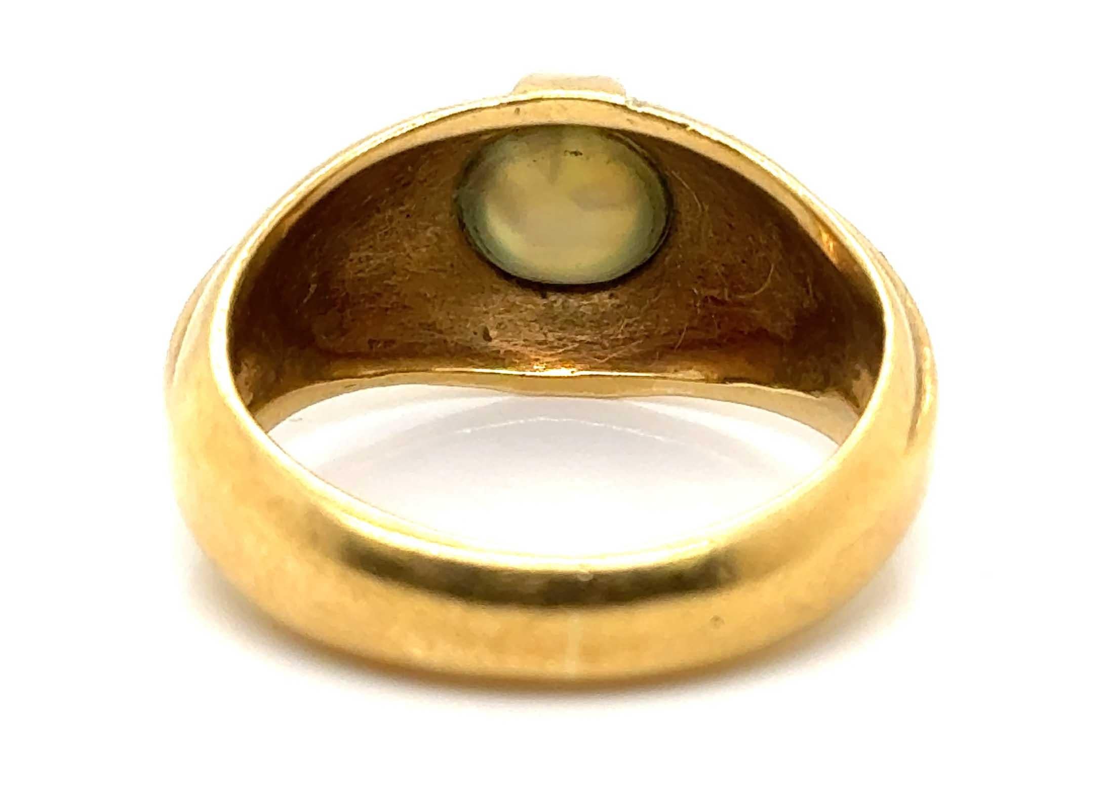 Women's or Men's Retro Cat's Eye Ring 1 Carat Round Cabochon Original 1960s 18K Yellow Gold For Sale