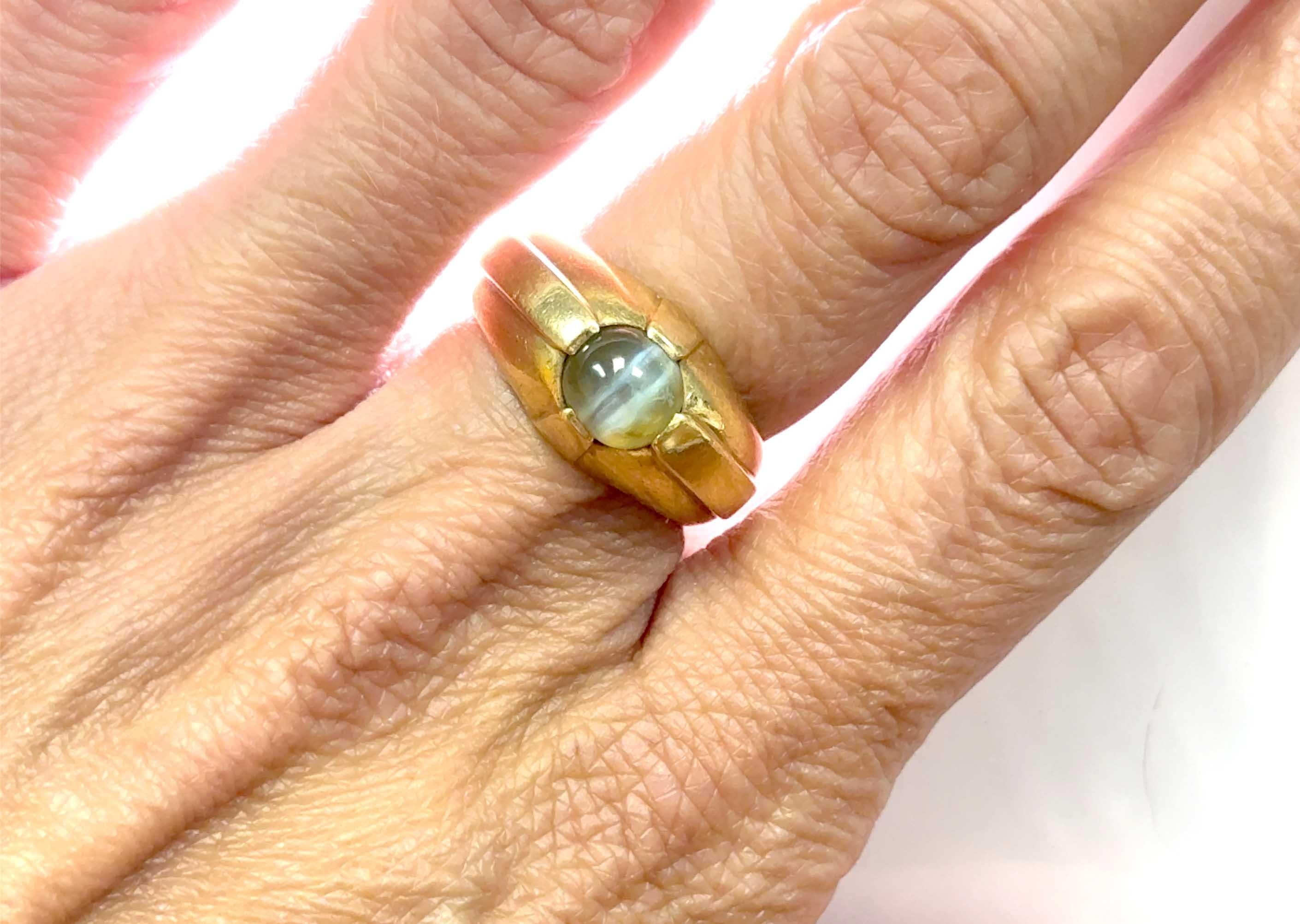 Retro Cat's Eye Ring 1 Carat Round Cabochon Original 1960s 18K Yellow Gold For Sale 1