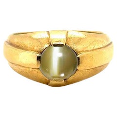 Bague rétro oeil de chat en or jaune 18 carats avec cabochon rond de 1 carat, années 1960