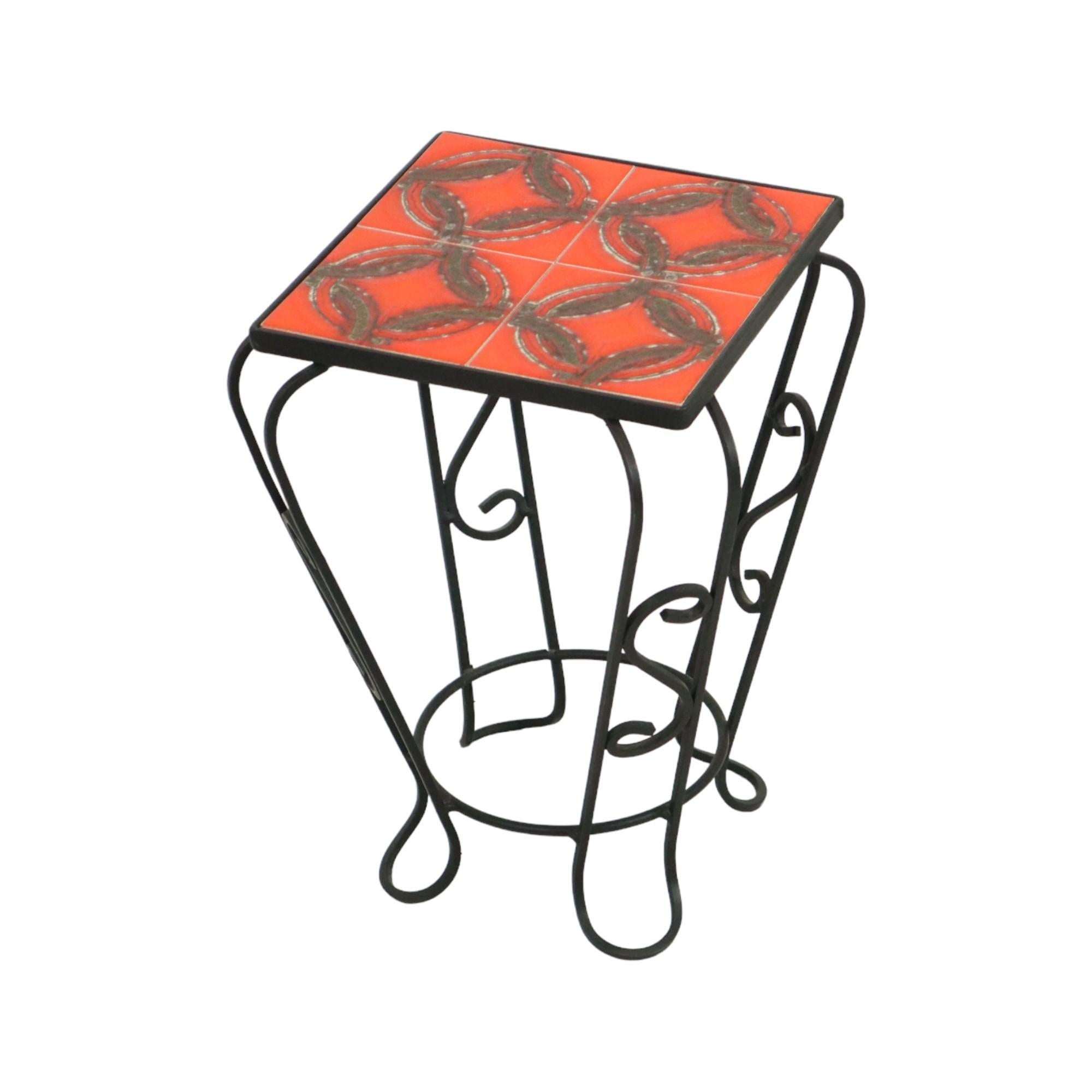 Table à plantes rétro avec 4 carreaux orange en fer forgé en vente 2