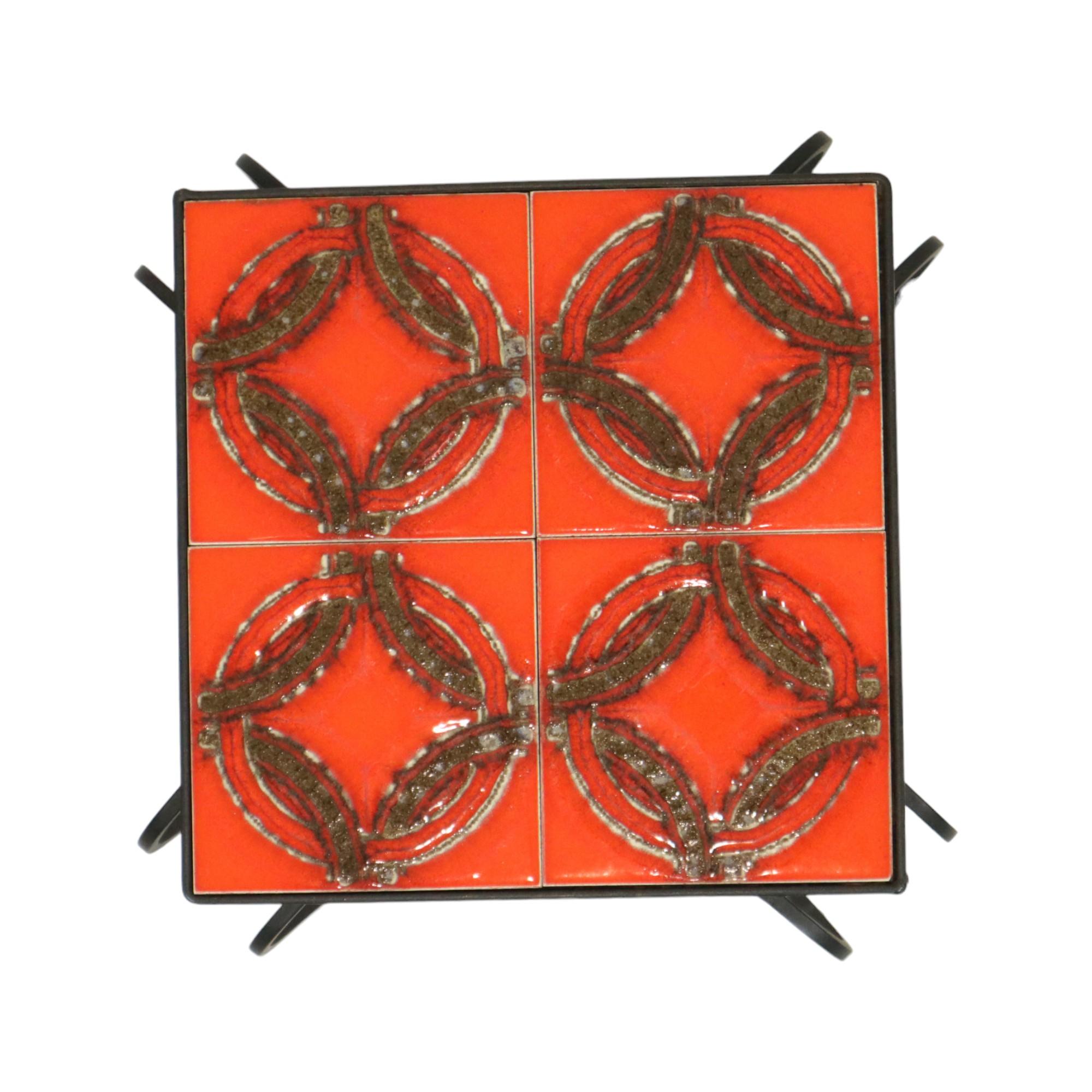 Ère spatiale Table à plantes rétro avec 4 carreaux orange en fer forgé en vente