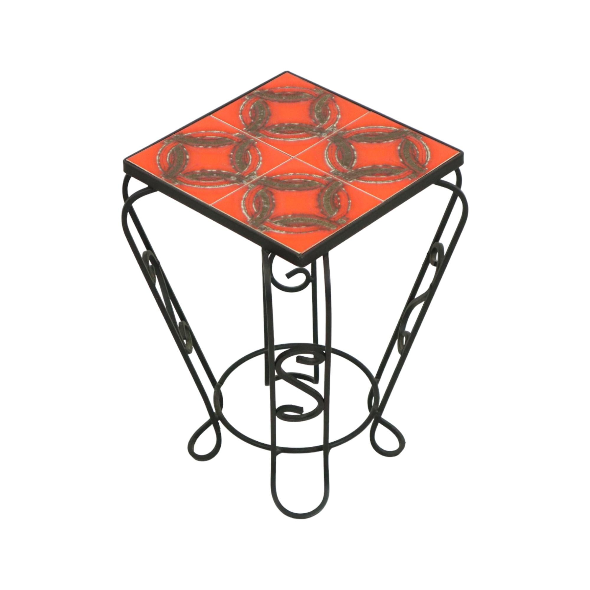 Belge Table à plantes rétro avec 4 carreaux orange en fer forgé en vente