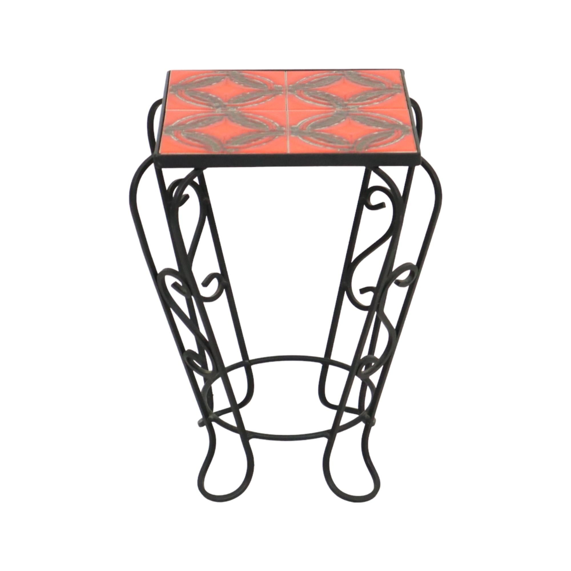 Milieu du XXe siècle Table à plantes rétro avec 4 carreaux orange en fer forgé en vente