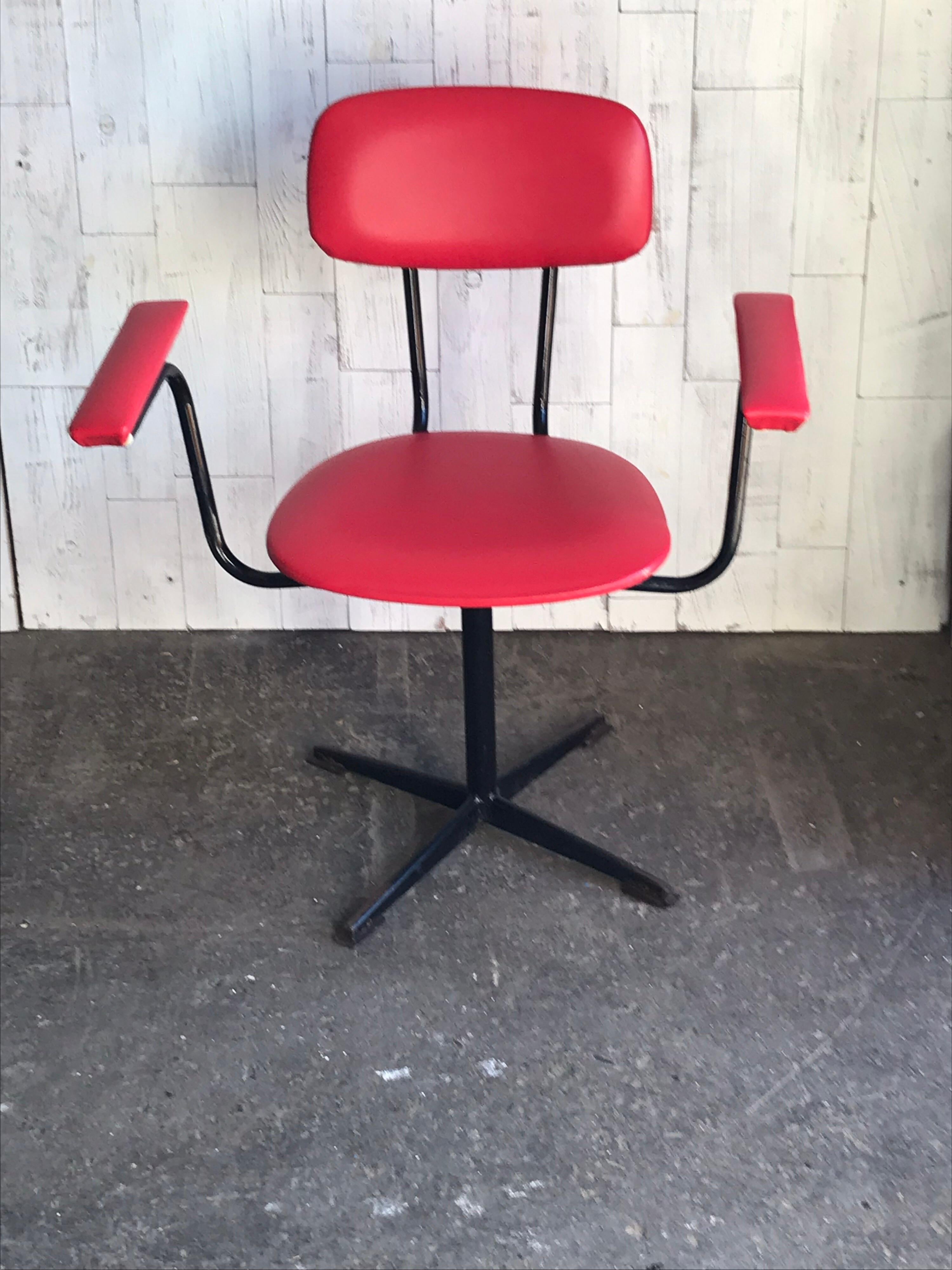 Hungarian Retro swivel chair/2
Red leatherette.
Metal black base 
Original good condition, small mistake, see photo!!
 