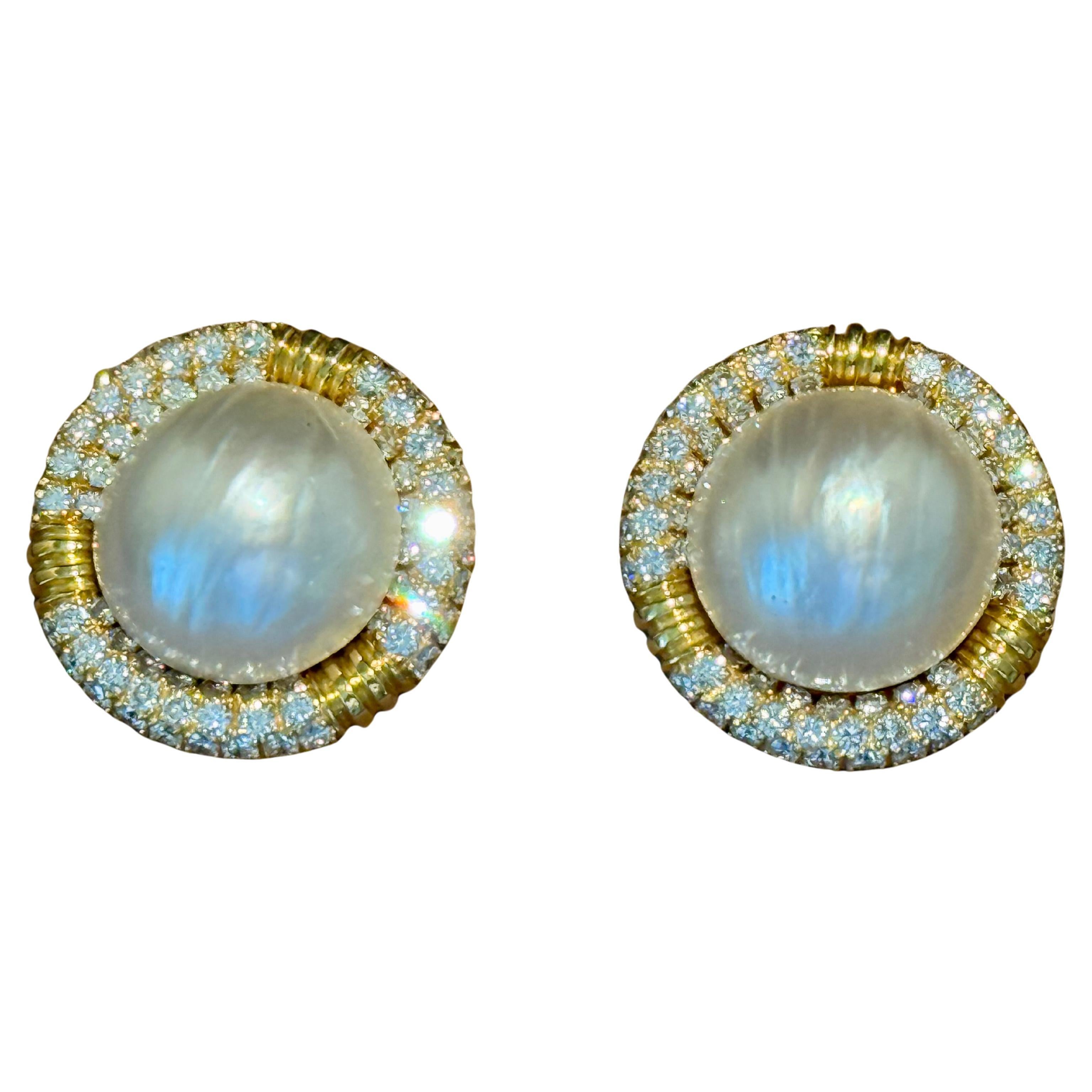 Accattivanti fermagli per orecchie in stile retrò Chanel in oro 18 carati con diamanti e perle Mabe in vendita