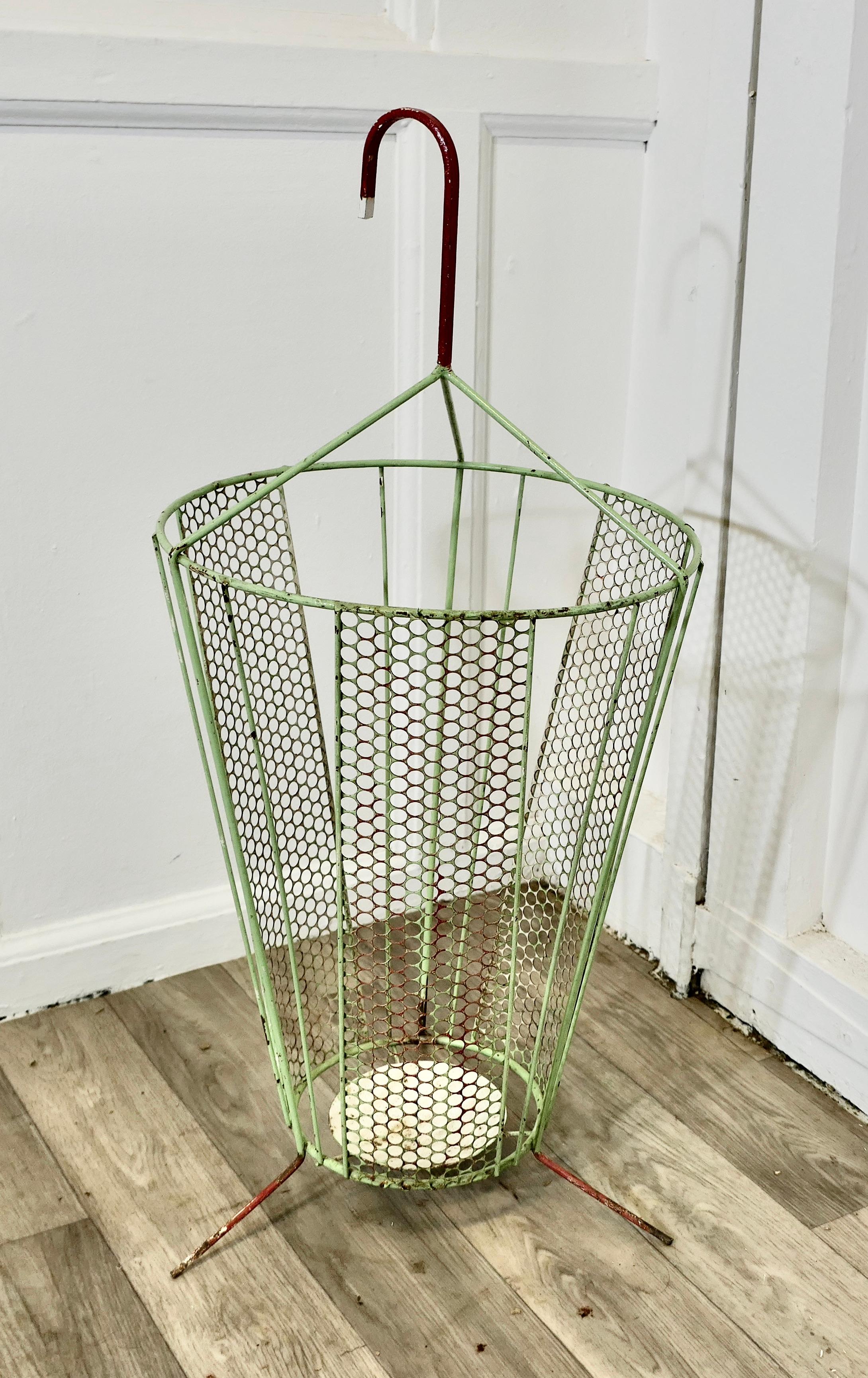 Retro Chic 50s Umbrella Shaped Umbrella Stand

Une pièce inhabituelle et attrayante, réalisée en fil de fer en forme de parapluie légèrement ouvert.
Le support est doté d'un bac de récupération à la base et d'une poignée incurvée.  
Le support