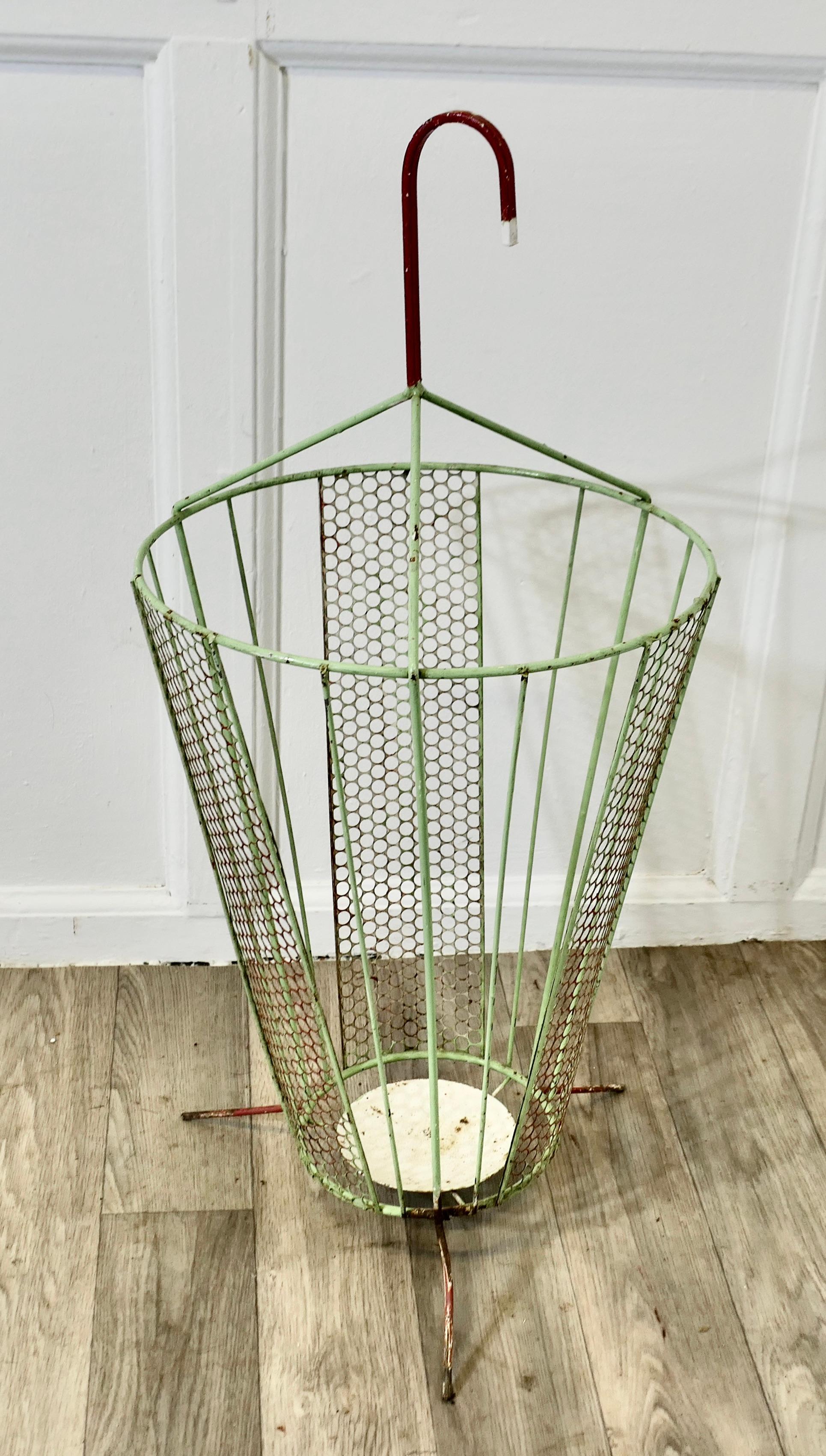 Milieu du XXe siècle Retro Chic 50s Umbrella Shaped Umbrella Stand  Une pièce originale et attrayante en vente