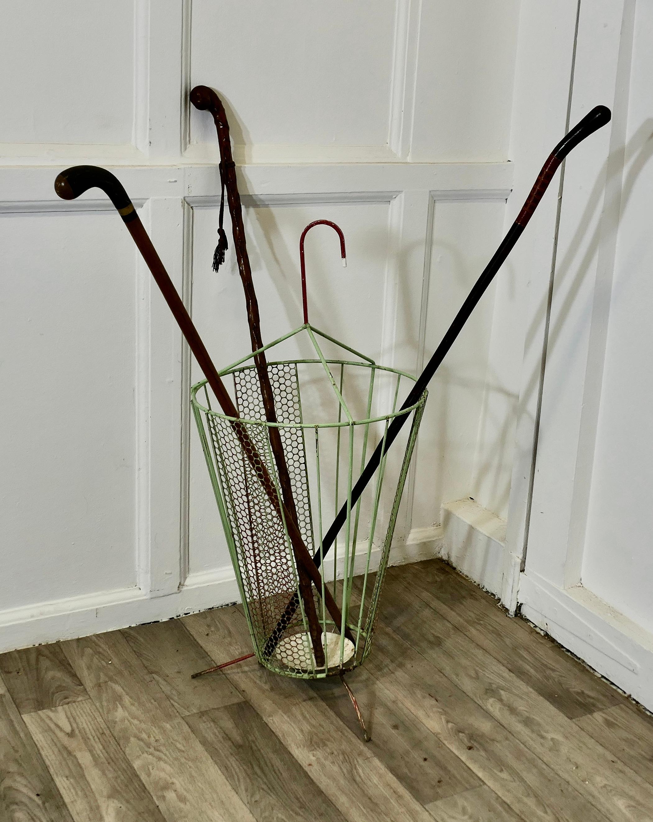 Métal Retro Chic 50s Umbrella Shaped Umbrella Stand  Une pièce originale et attrayante en vente