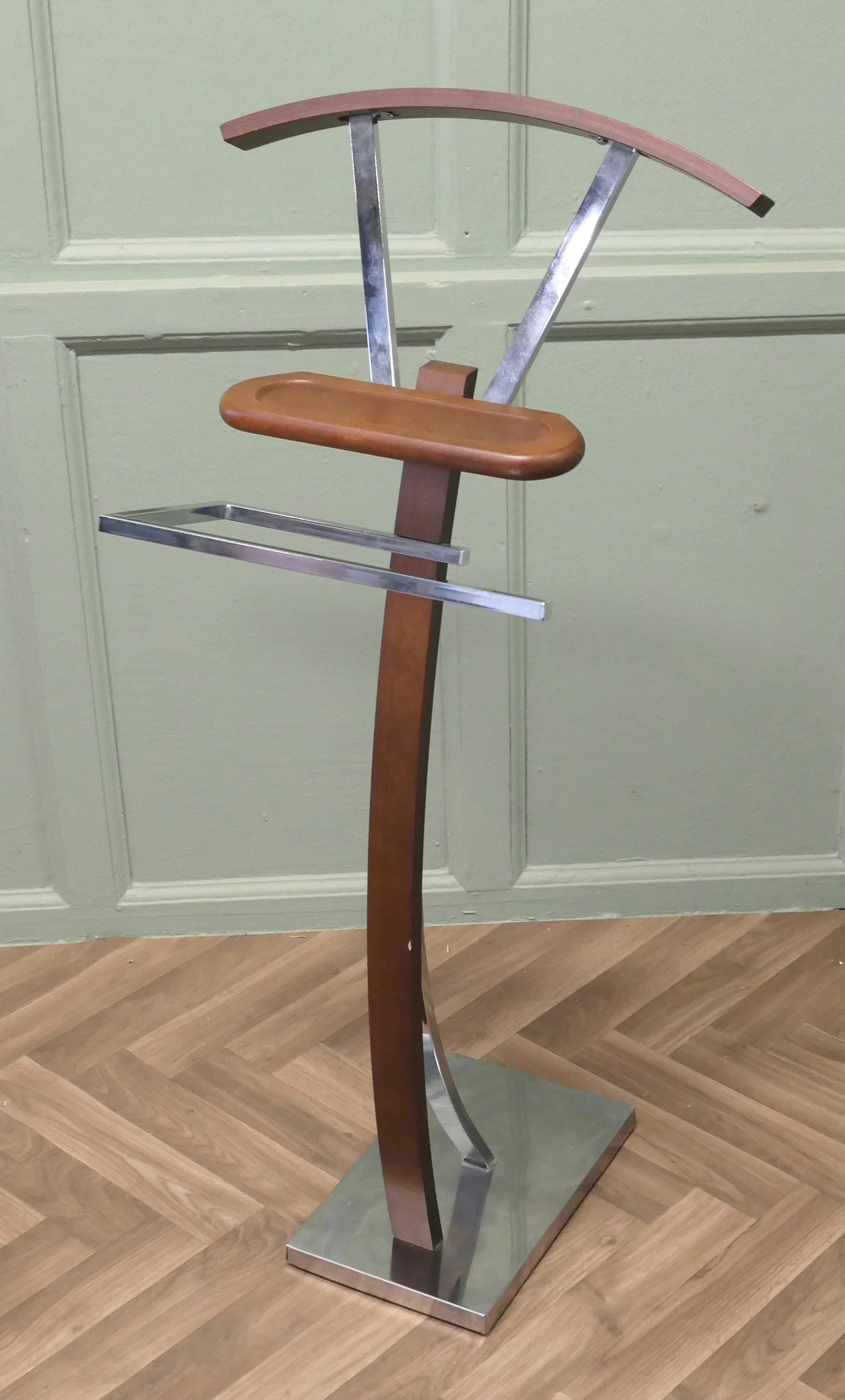 Appendiabiti o valet da terra per gentiluomini in stile retrò chic 


Appendiabiti da terra da gentiluomo retrò chic di metà secolo o valletto muto 
Un pezzo molto utile, il Valet o appendiabiti ha un look modernista in cromo lucido con appendiabiti