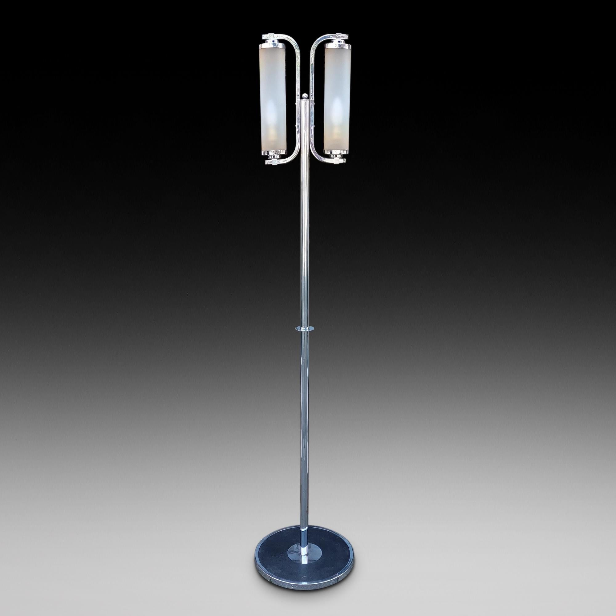 Lámpara Retro Estándar Cromada con Columna Cuadrada Doble que Sostiene un Par de Lámparas Tubulares sobre una Base Circular Negra - 11