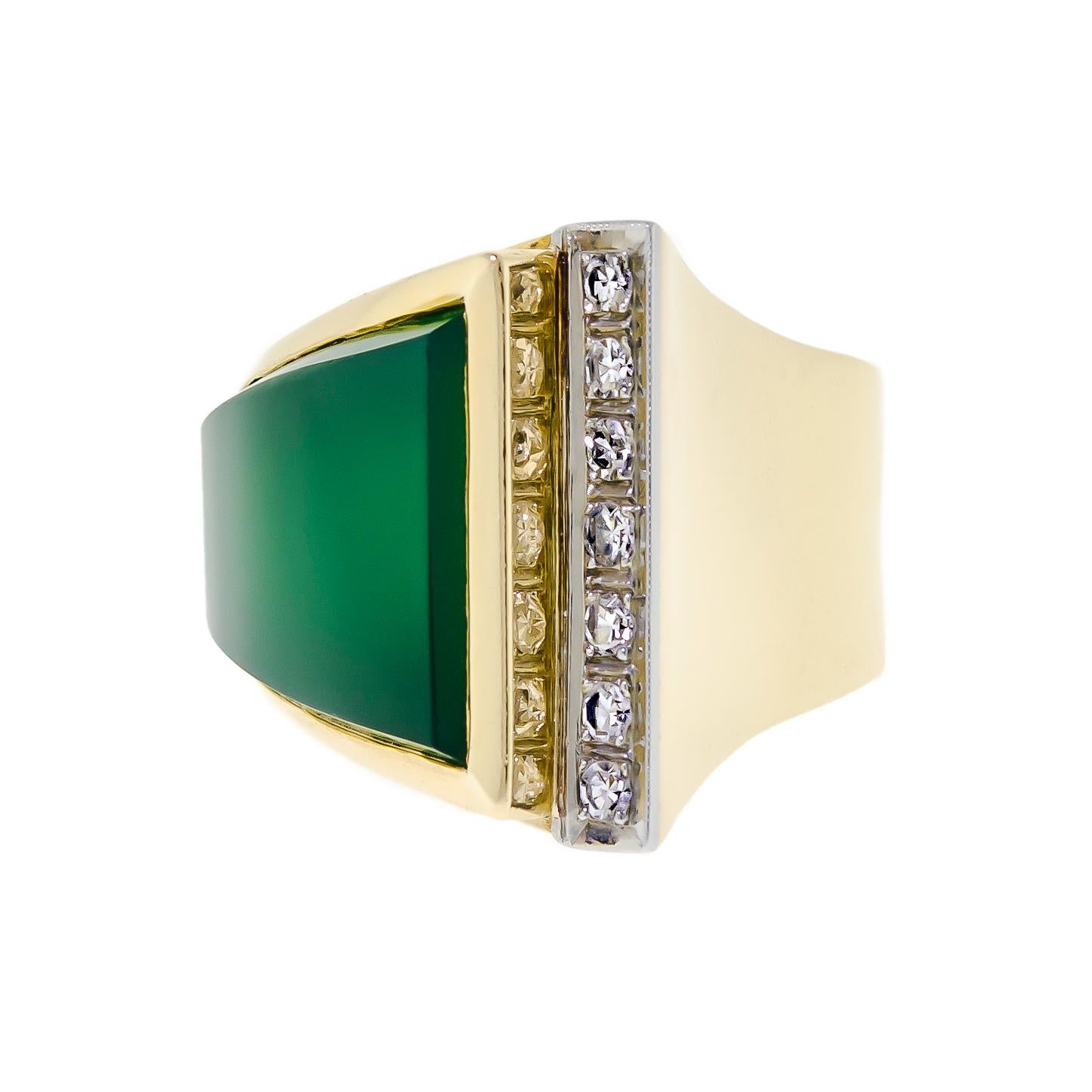 Cette bague extraordinaire est méticuleusement fabriquée en or jaune 18k de haute qualité, créant ainsi un bijou époustouflant qui respire le luxe et l'élégance. Le design abstrait complexe de la bague intègre une chrysoprase remarquable comme point