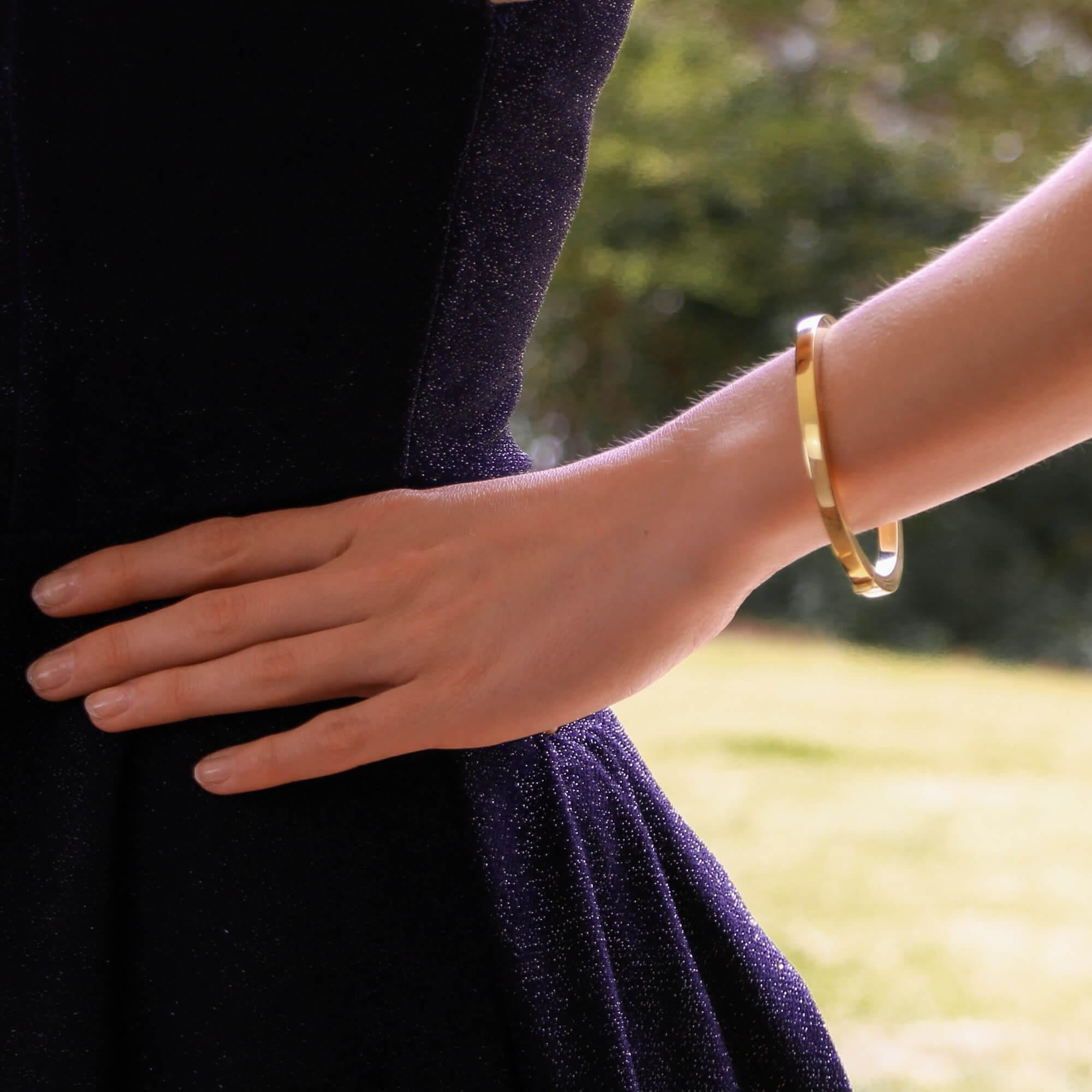 A classic retro chunky bangle set in 18k yellow gold.

Due to the simple elegant design, this piece could be worn for a variety of occasions. The piece could be worn by itself, or alternatively, stacked up amongst other jewelry pieces. The bangle is