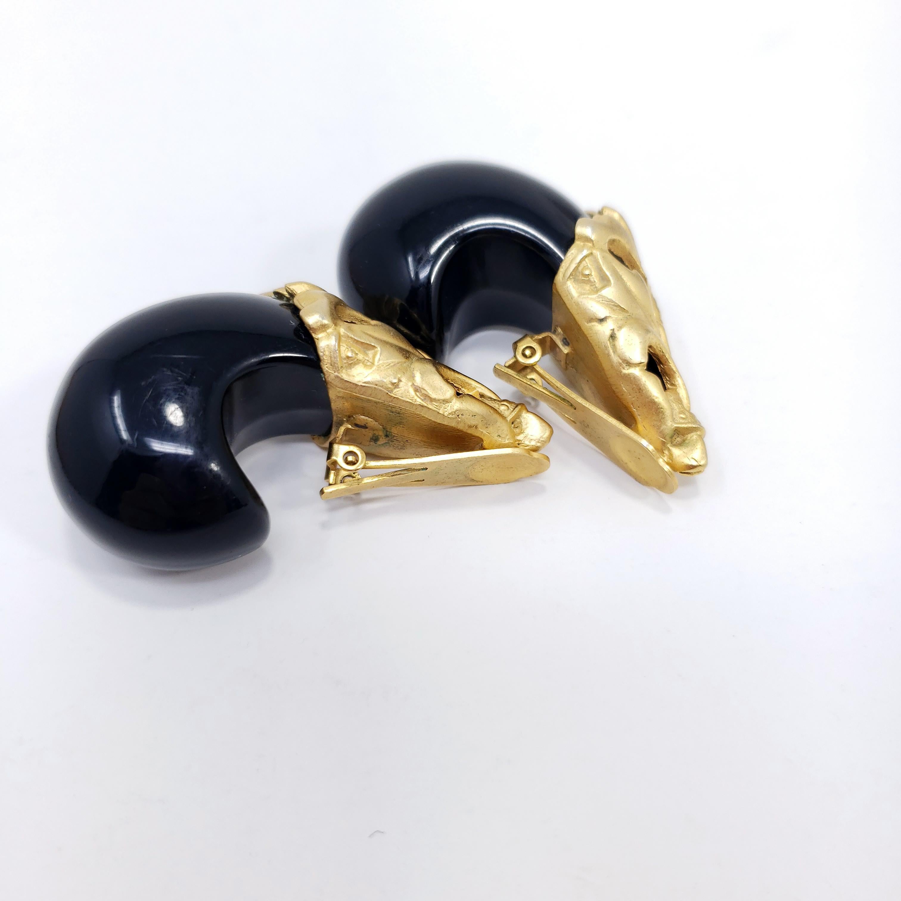 Retro Chunky Black Resin Accent Dangle Clip on Earrings In Gold In Excellent Condition For Sale In Milford, DE
