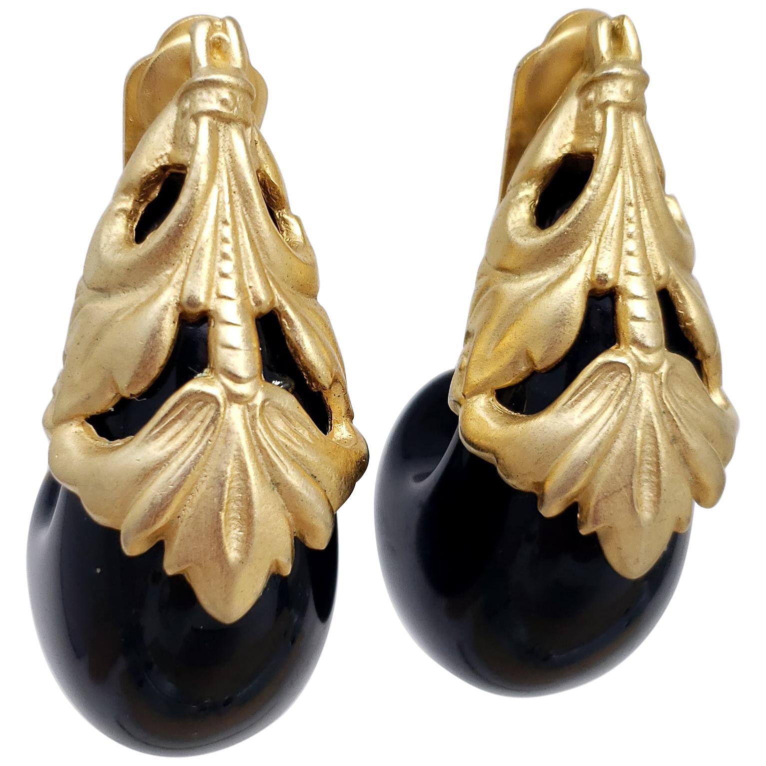 Retro Chunky Black Resin Accent Dangle Clip on Earrings In Gold