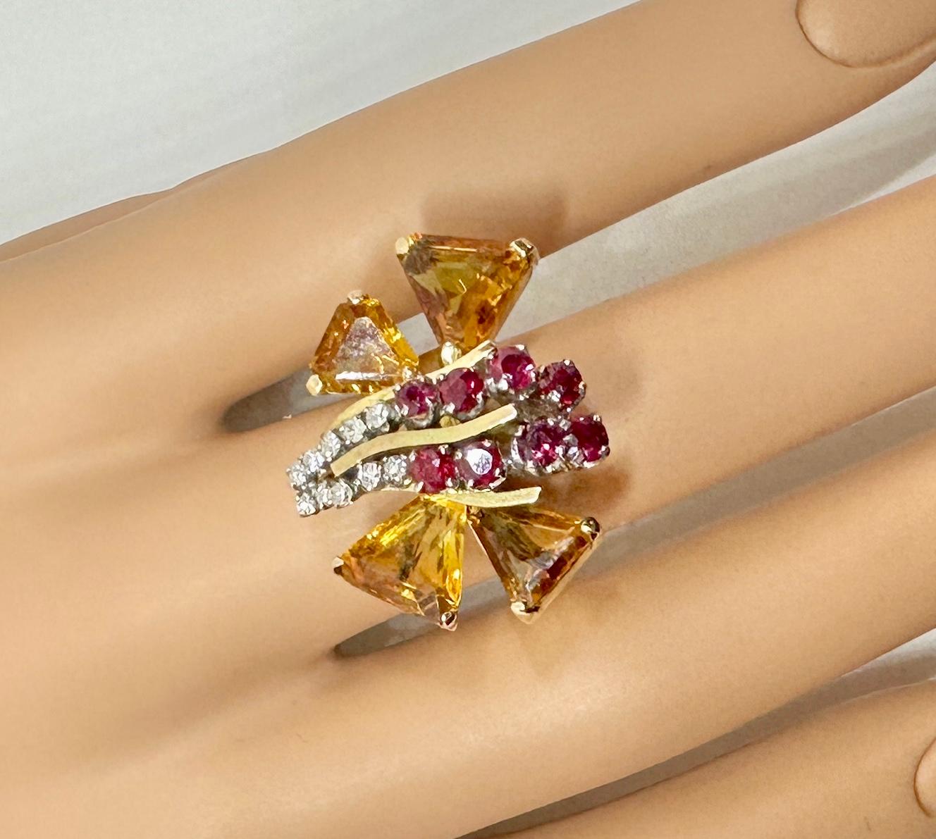 Dies ist ein absolut prächtiger antiker Citrin-Ring mit Rubin- und Diamantsteinen, die einen außergewöhnlichen Schmetterling bilden.  Der Ring ist ein Art Deco - Hollywood Regency Retro Ring in 14 Karat Roségold.  Der Ring ist ein Zeugnis des