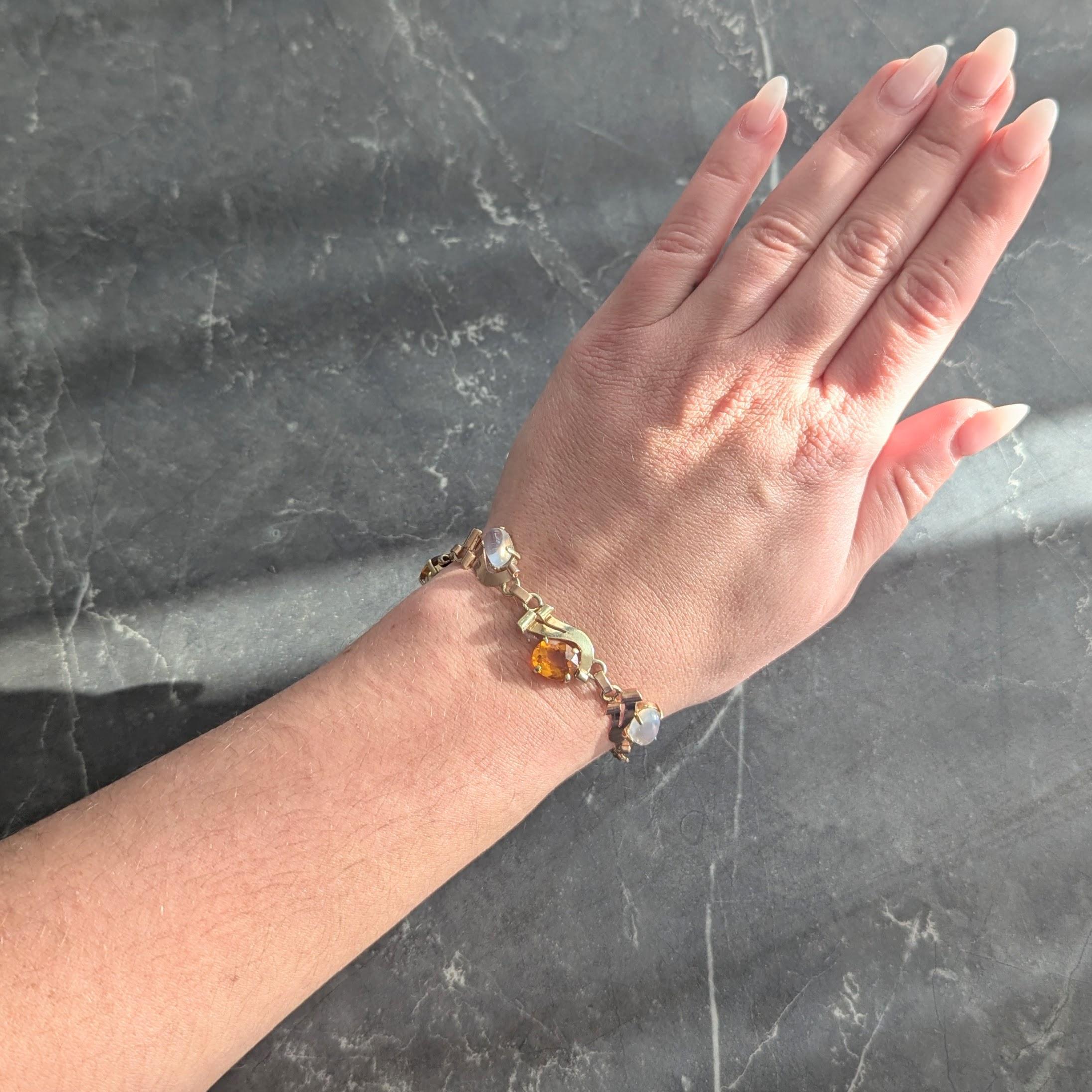 Compuesto por eslabones en forma de cinta de oro rosa y amarillo que se alternan en el dibujo
Engastado con tres citrinos ovalados talla escalonada con un peso total aproximado de 5,79 quilates
Engastado en eslabones de cesta y transparente de color