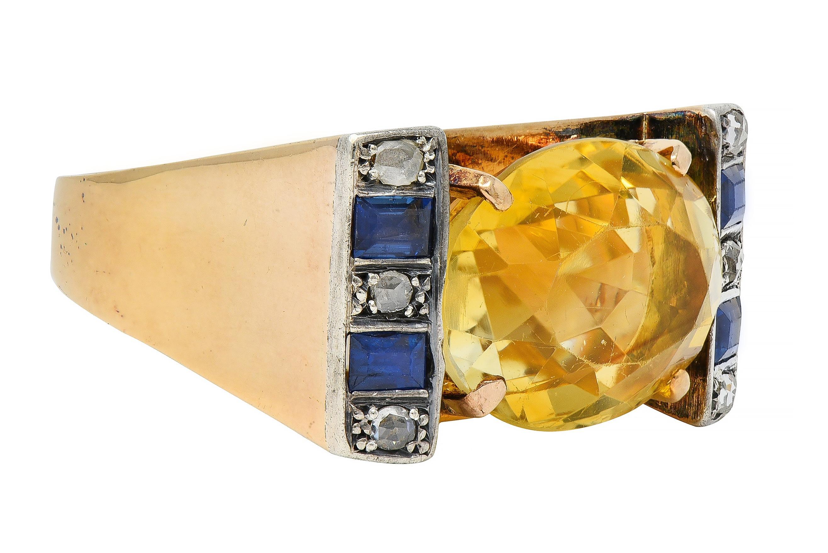 Au centre, une citrine de taille ovale pesant 18,0 x 13,5 mm.
Jaune clair transparent, serti d'est en ouest par les griffes du talon.
Flanquée de saphirs et de diamants, elle est sertie en argent.
Les diamants sont taillés en rose et pèsent environ