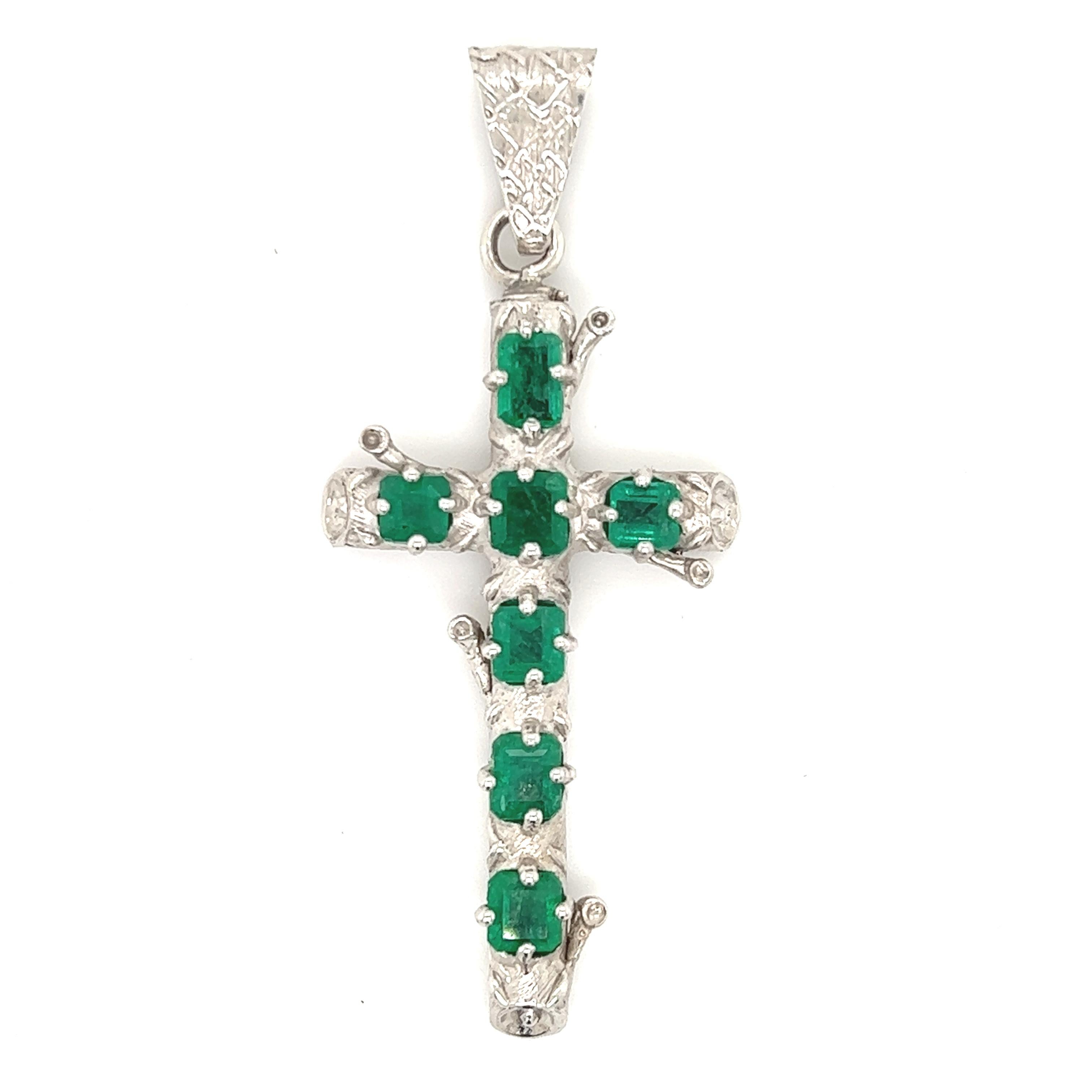 Retro Pendentif Croix Emeraude Colombienne Or Blanc Jaune 18k Bon état à MIAMI, FL