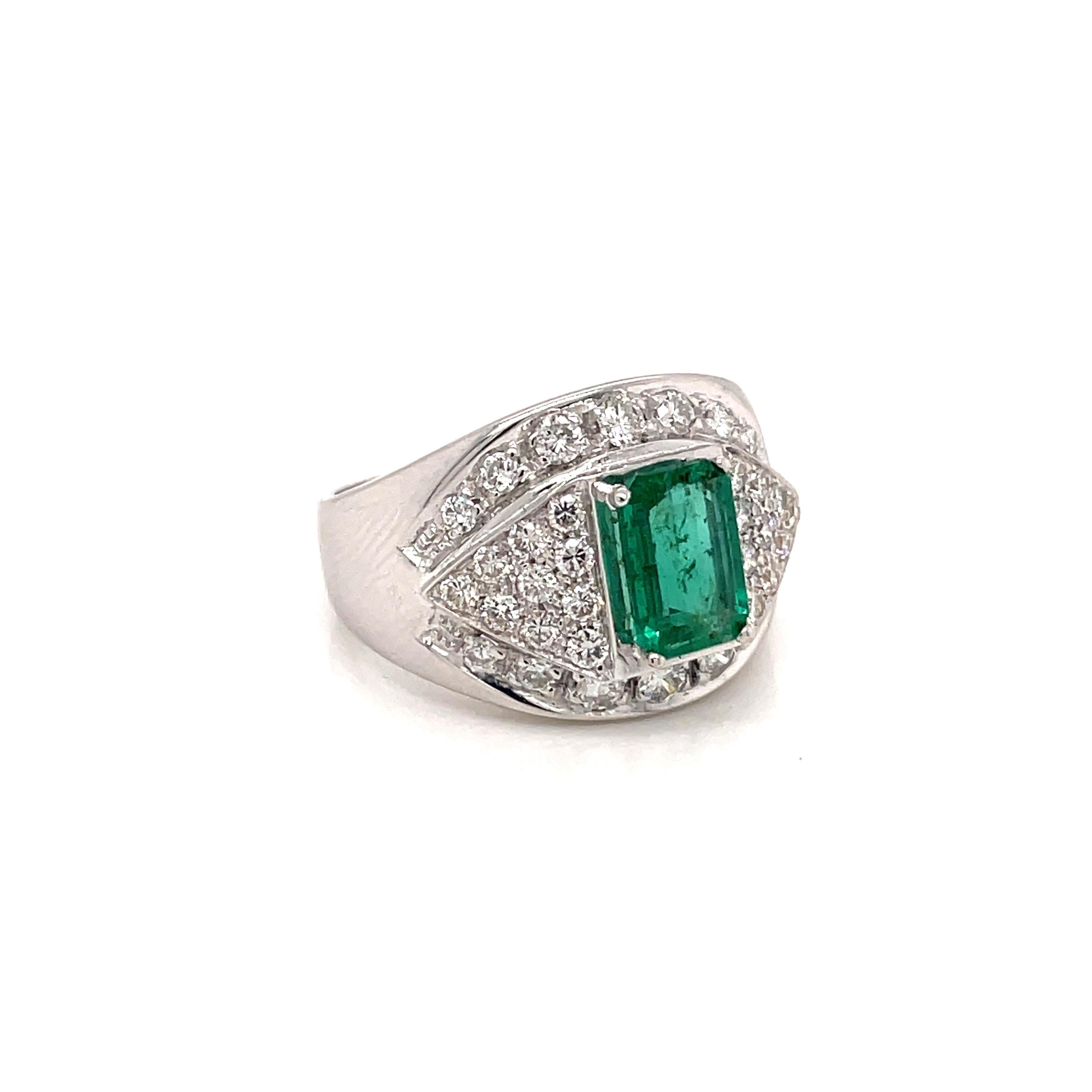 Beautiful Retro Cocktail Ring mounted in 18k white gold set with a natural Colombian Emerald weighing 1.50 cts surrounded by approx. 1.50 carat of round brilliant cut diamonds graded G color Vvs.

CONDITION: Pre-owned - Excellent 
METAL:18k gold
GEM