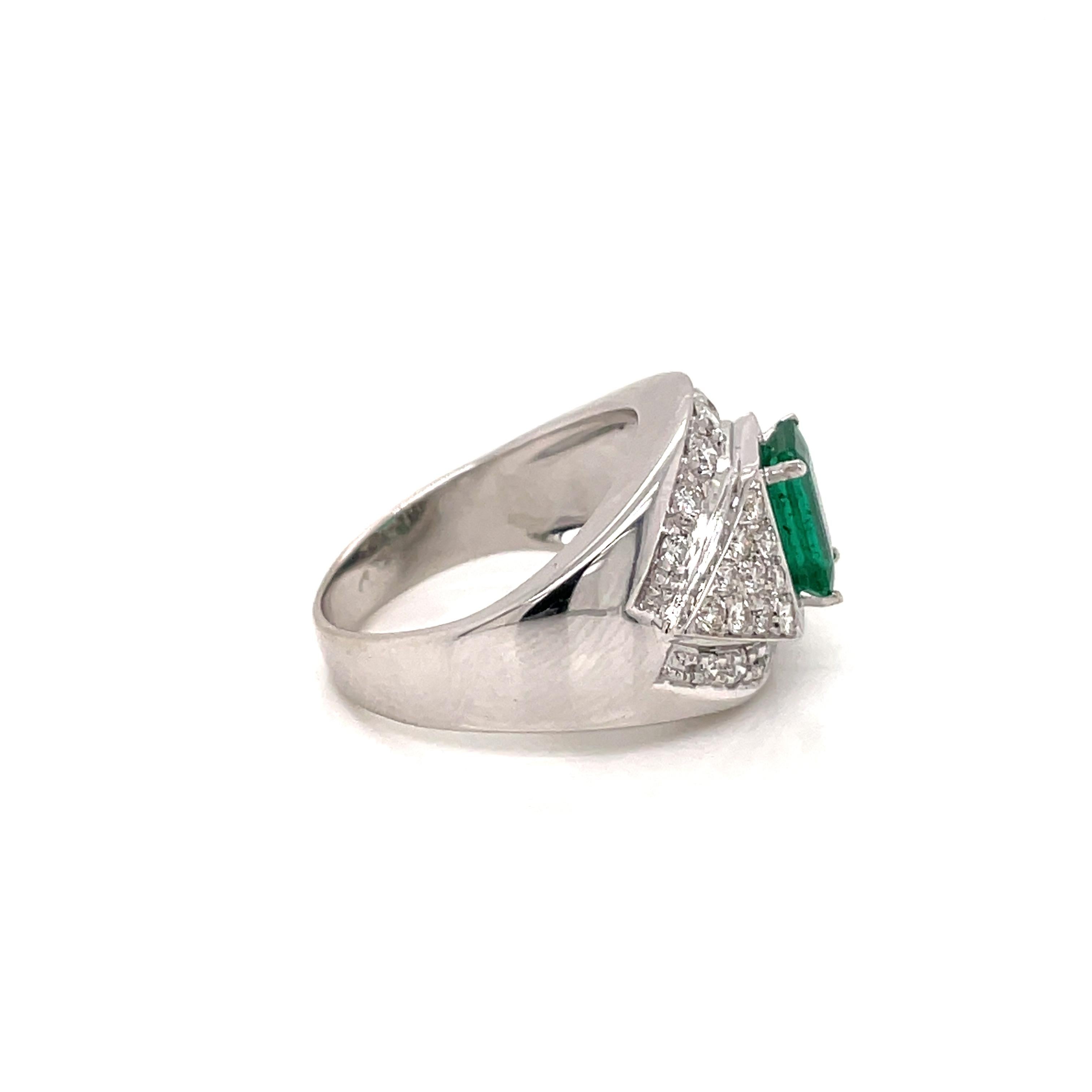 Retro Colombian Emerald Diamond Cocktail Ring In Excellent Condition For Sale In Napoli, Italy