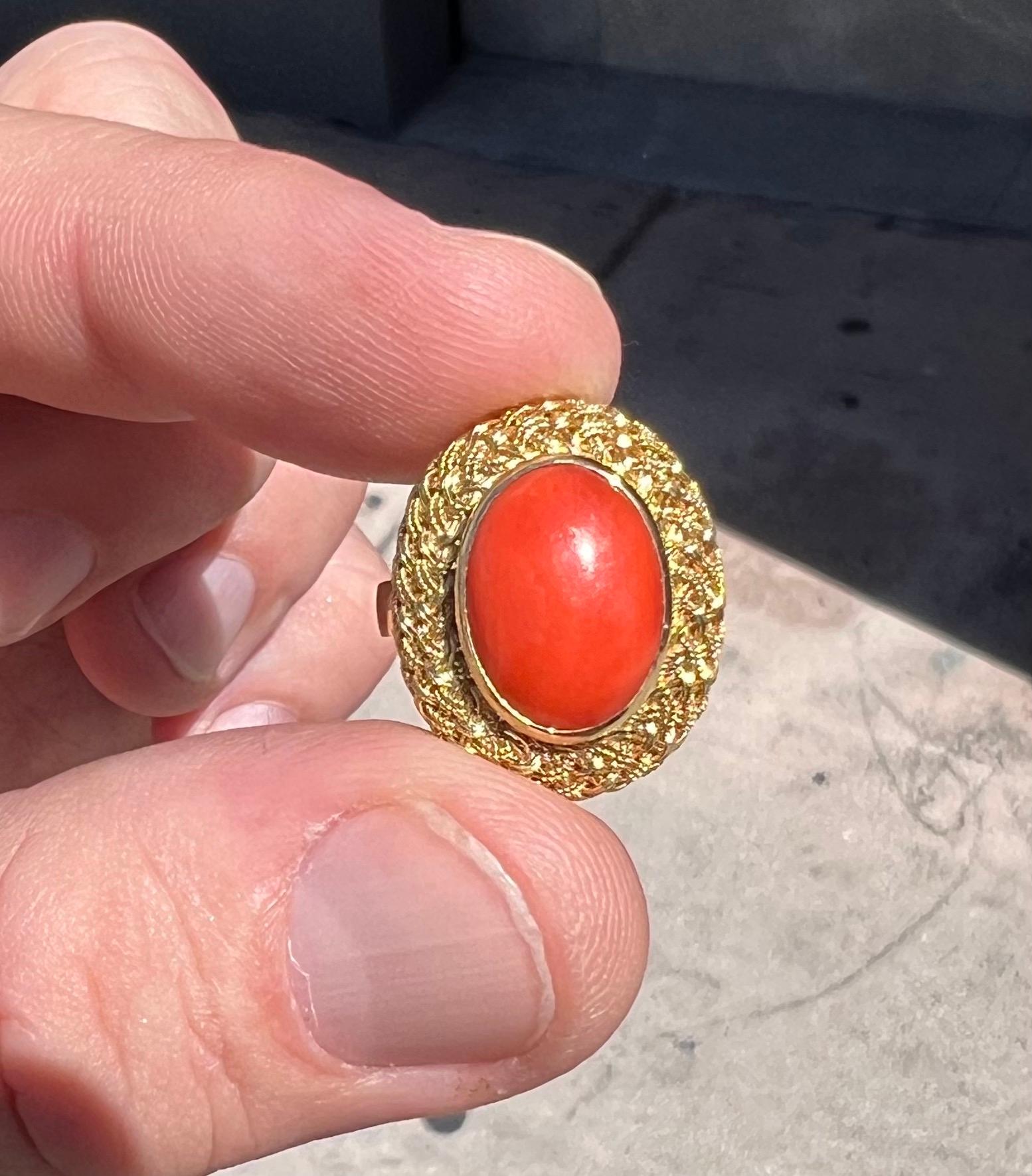Retro Coral Gemstone 18k Yellow Gold Cocktail Ring In Excellent Condition For Sale In MIAMI, FL