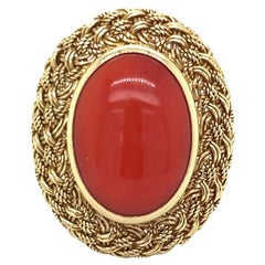 Anello Cocktail Retrò con gemma di corallo in oro giallo 18 carati