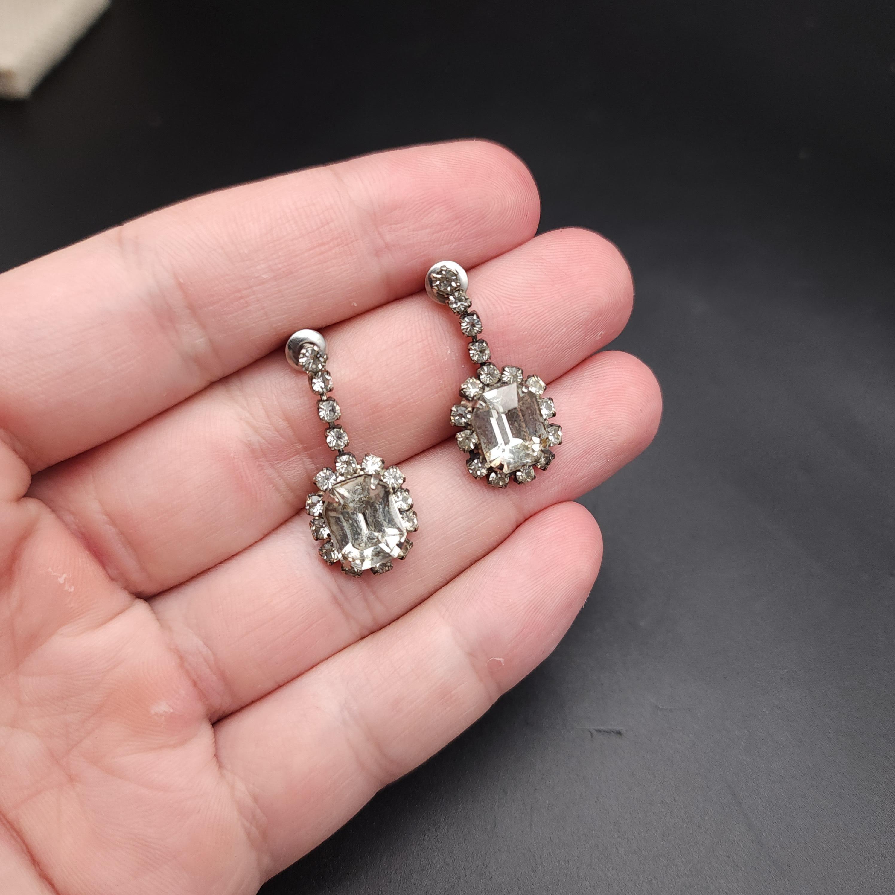 Retro Crystal Dangle Earrings, Square Cut Centerpiece, Prong-Set, Silver Tone In Excellent Condition For Sale In Milford, DE
