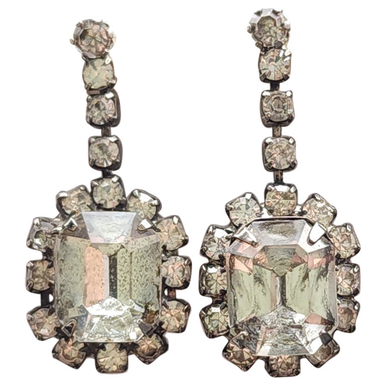 Boucles d'oreilles pendantes en cristal rétro, centre taillé en carré, serties à l'aide de pinces, argentées