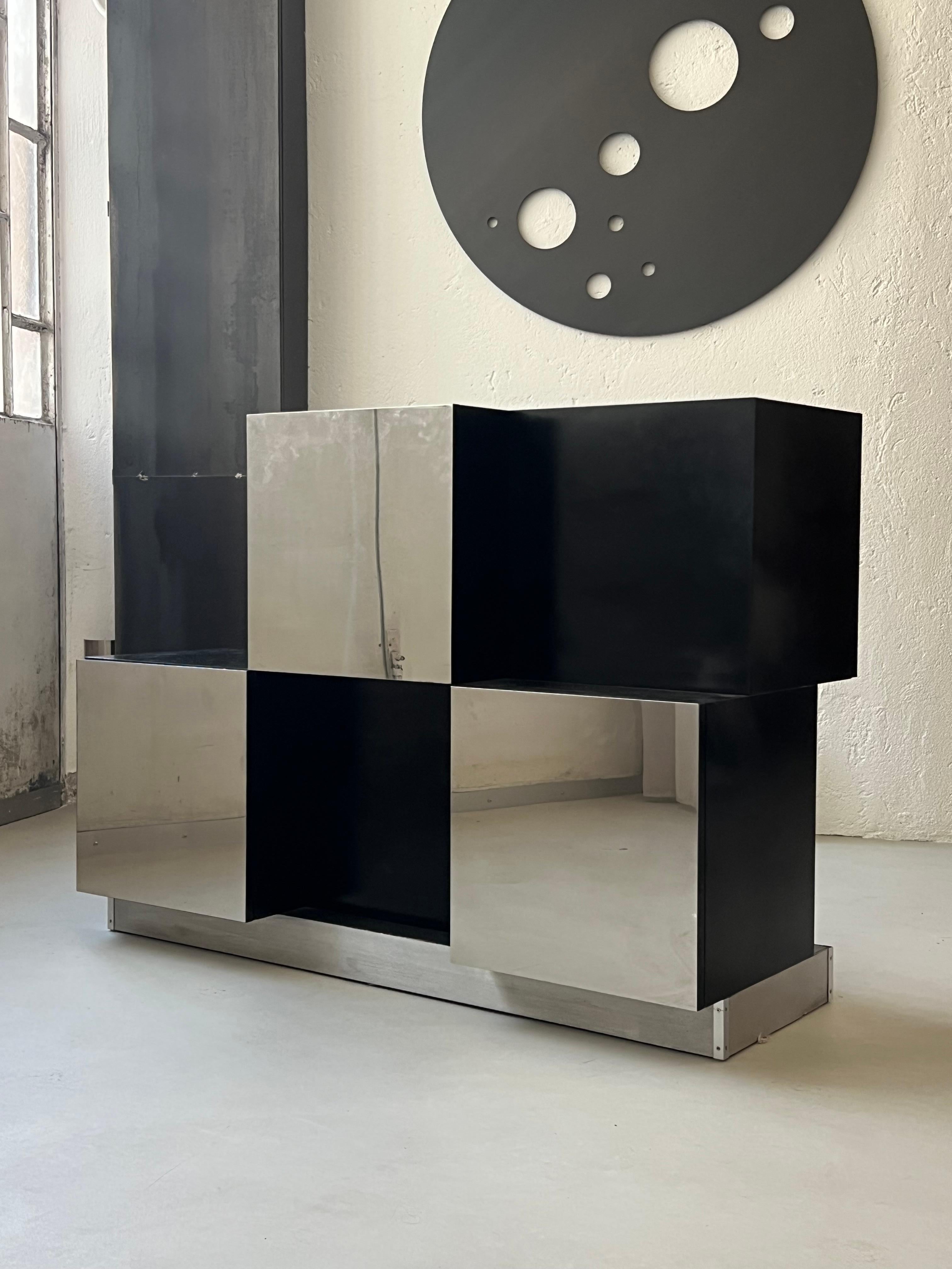 Italian Retro cubes 1970's black and steel bar and storage cabinet by Roberto Monsani For Sale