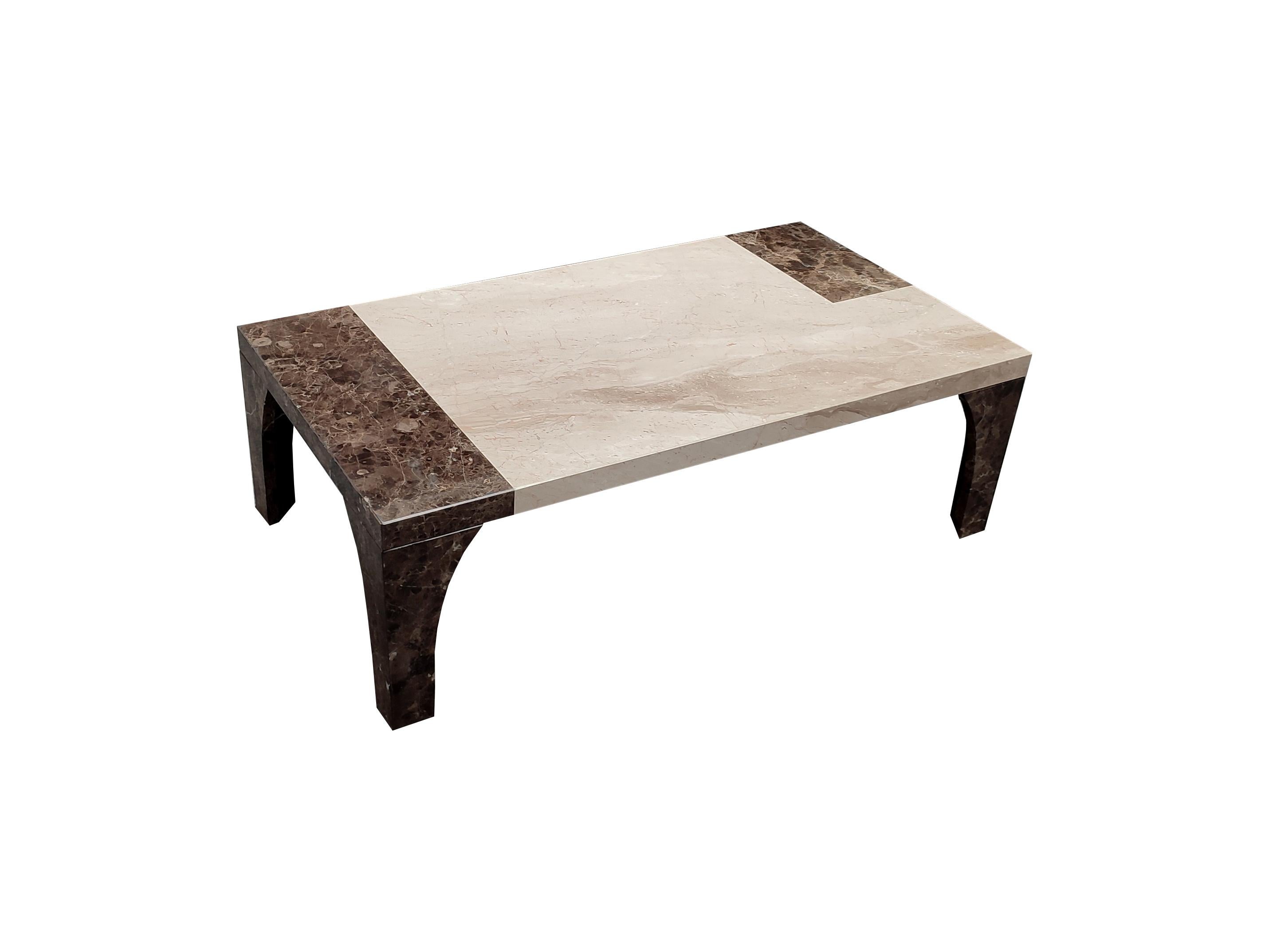Tavolino da caffè retrò Daino Marble & Emperador Brown Marble Midcentury anni '90 Spagna - Un capolavoro unico e di lusso
Scopri l'epitome dell'eleganza senza tempo con questo tavolino Midcentury unico nel suo genere, un originale degli anni '90,