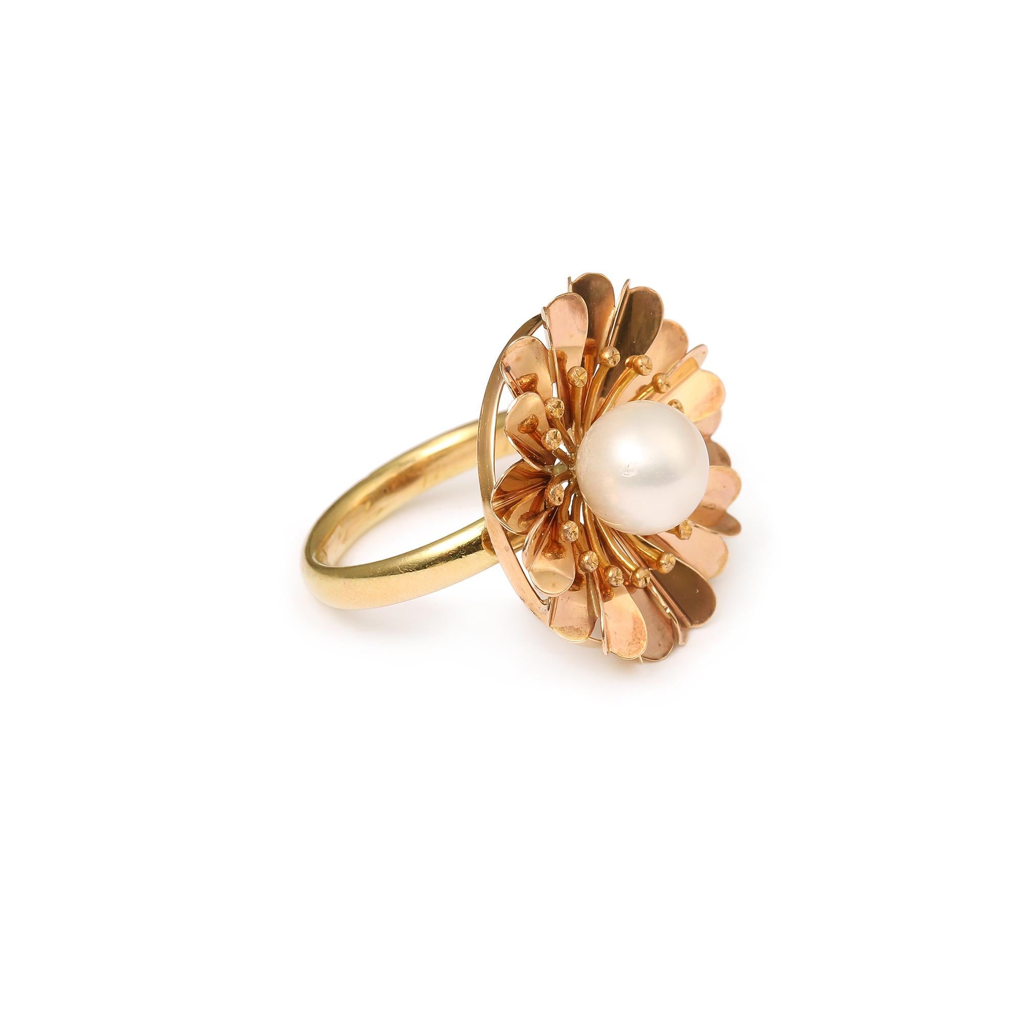 Pretty daisy cocktail ring set with a central white pearl.

The daisy is composed of 16 petals in rose gold, the ring body is in yellow gold.

Dimensions of the ring: 24.92 x 25.17 x 11.26 mm (0.945 x 0.984 x 0.433 inches)

Ring weight: 8.9 g

Pearl