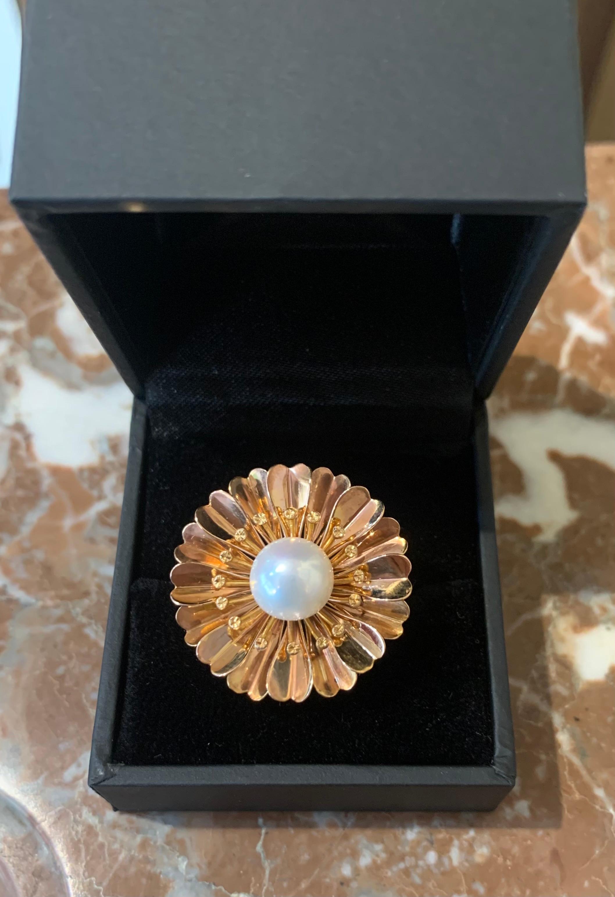 Round Cut Retro Daisy Pearl 18 Carats 18 Carats Rose Gold Cocktail Ring