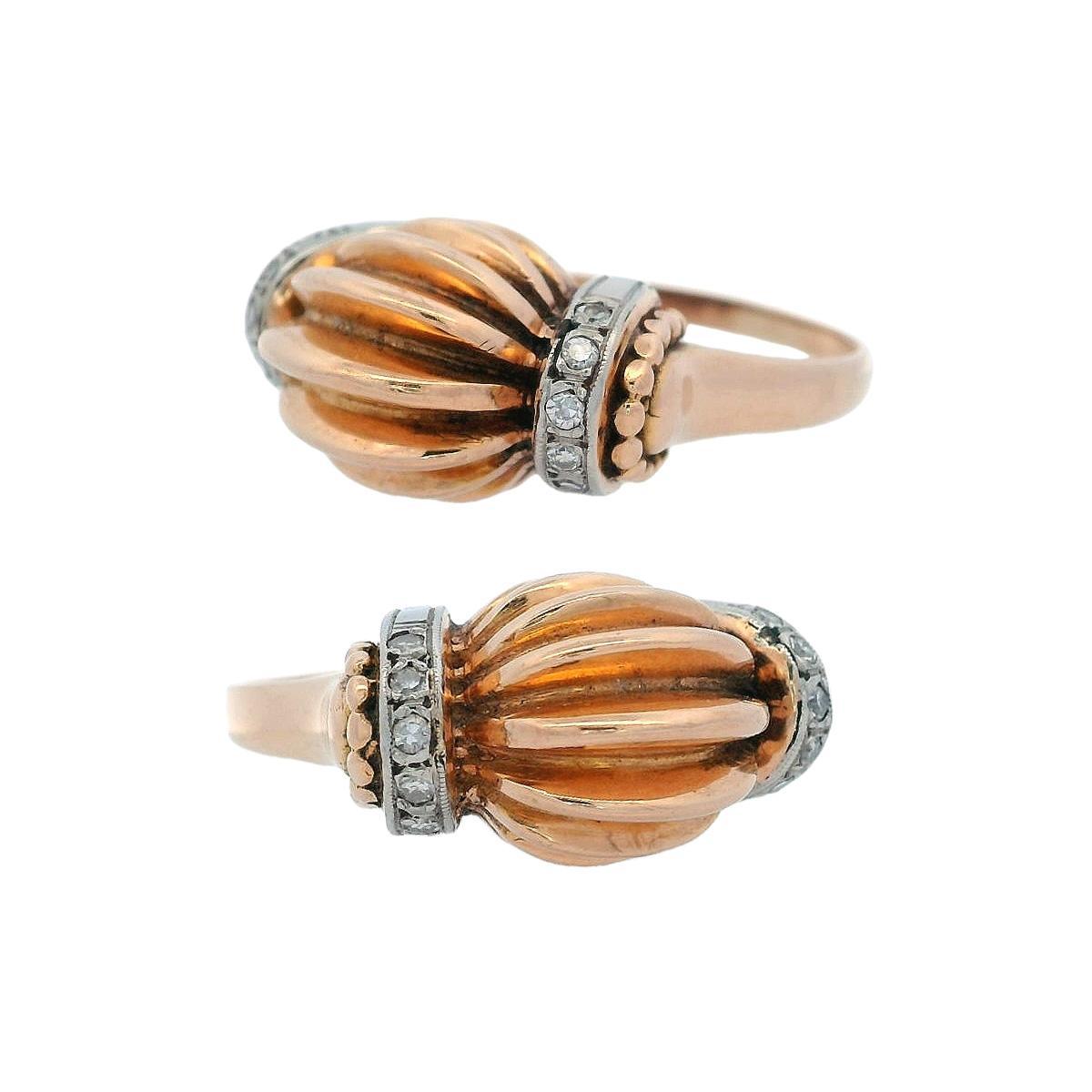 Retro Deco 1935 fluted Ring in 18kt Gold and Platinum with Diamonds In Excellent Condition For Sale In Aventura, FL