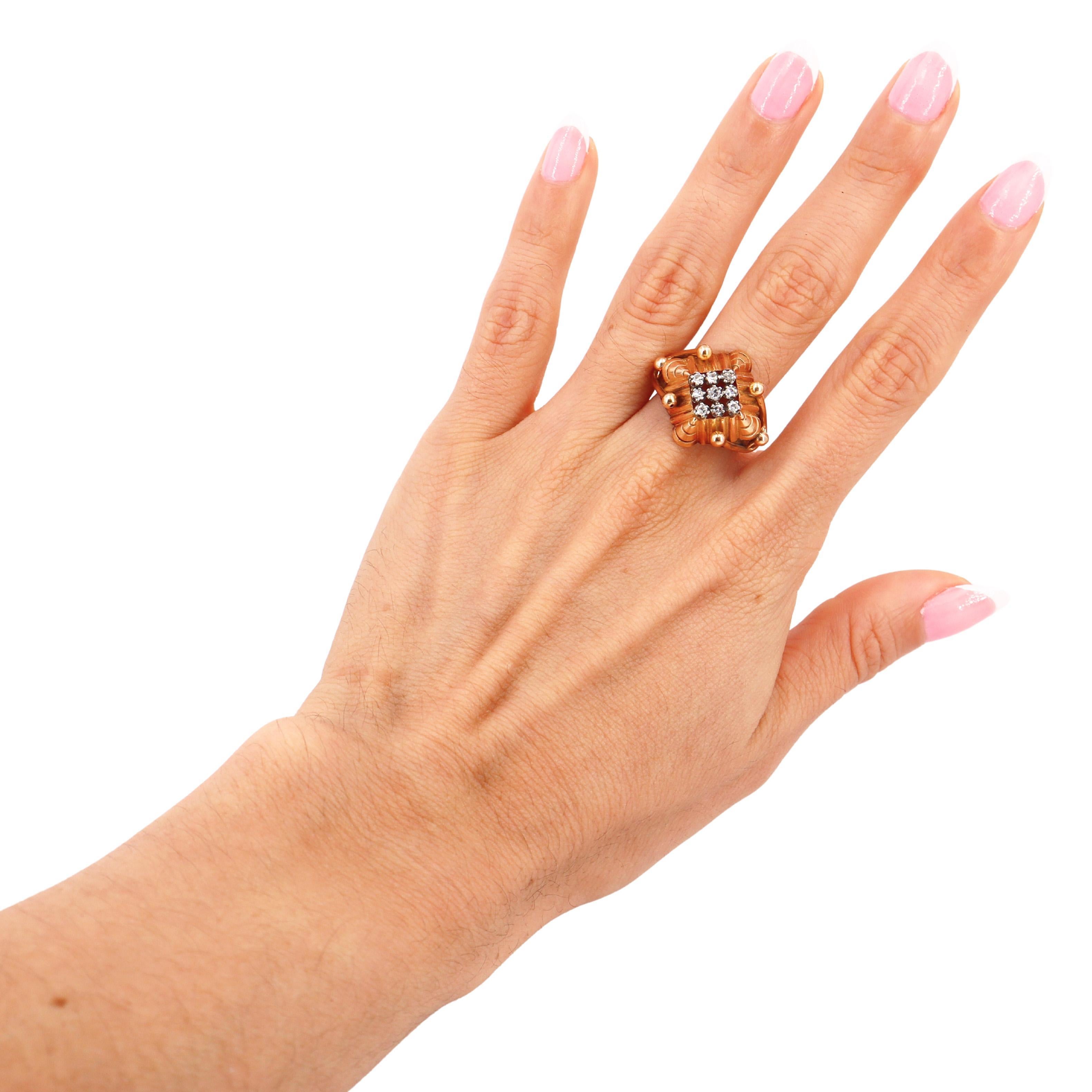 Cette bague Retro Deco, fabriquée entre les années 1940 et 1950, est un exemple étonnant de l'élégance et du design du milieu du XXe siècle. Fabriquée en or jaune 18kt, la pièce présente un beau contraste avec ses montures à quatre branches en