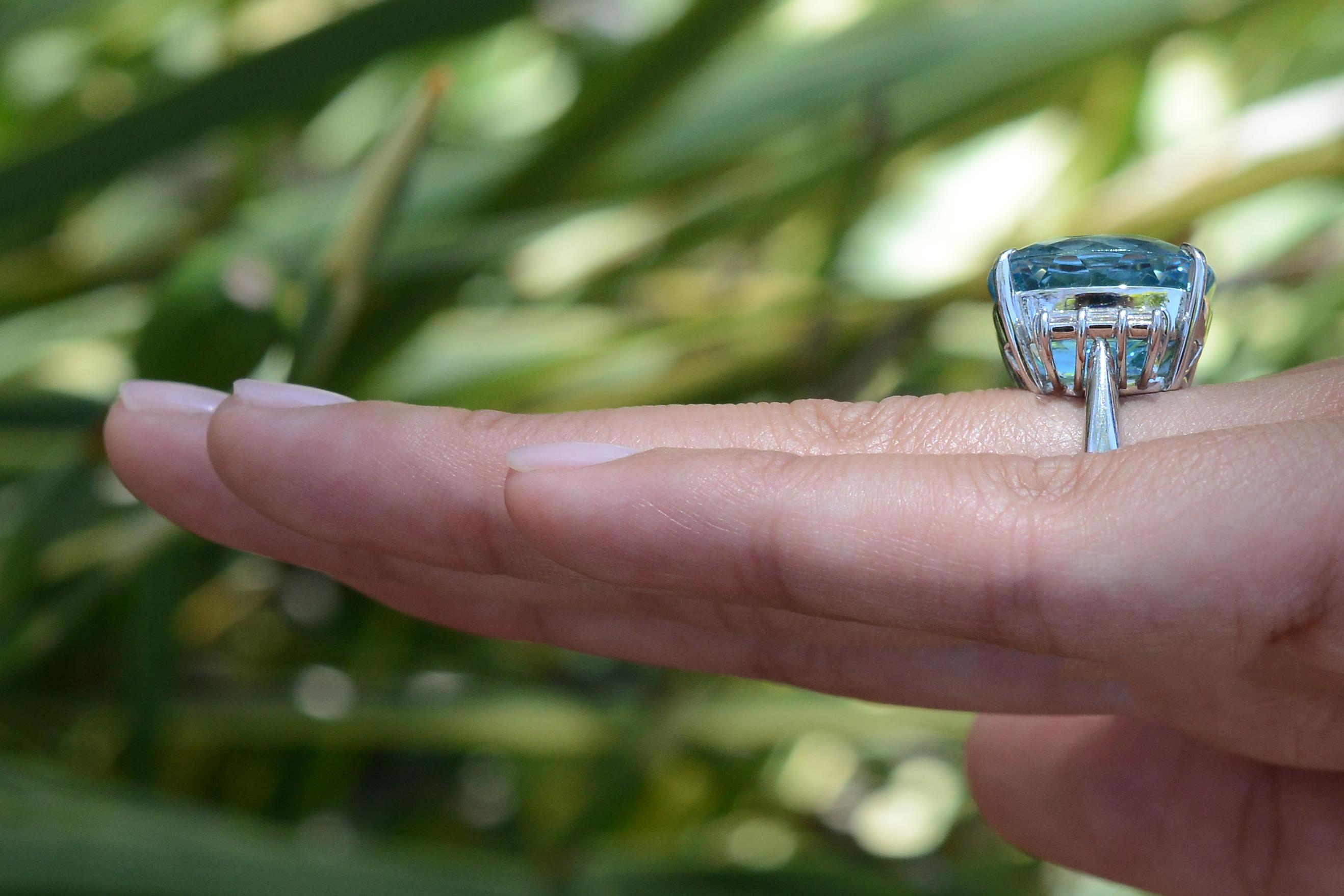 Cushion Cut Retro Deep Blue 20 Carat Cushion Aquamarine Cocktail Ring For Sale