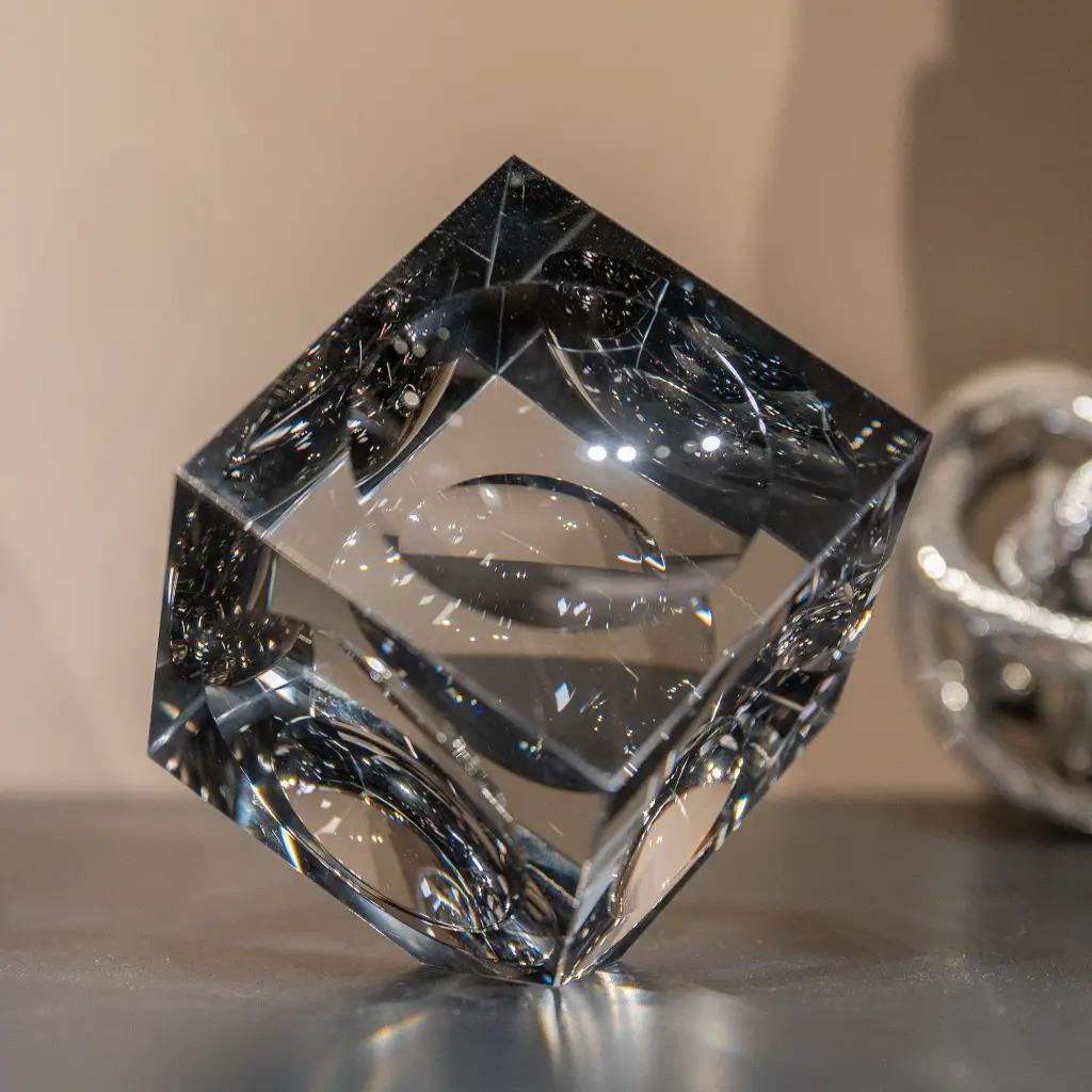 The “So 70’” cube is a true manifesto of retro design, blending sculpture and decorative object. Inspired by the futuristic boldness of the 1970s, it plays with geometric lines and optical effects, offering a strong and elegant graphic presence.