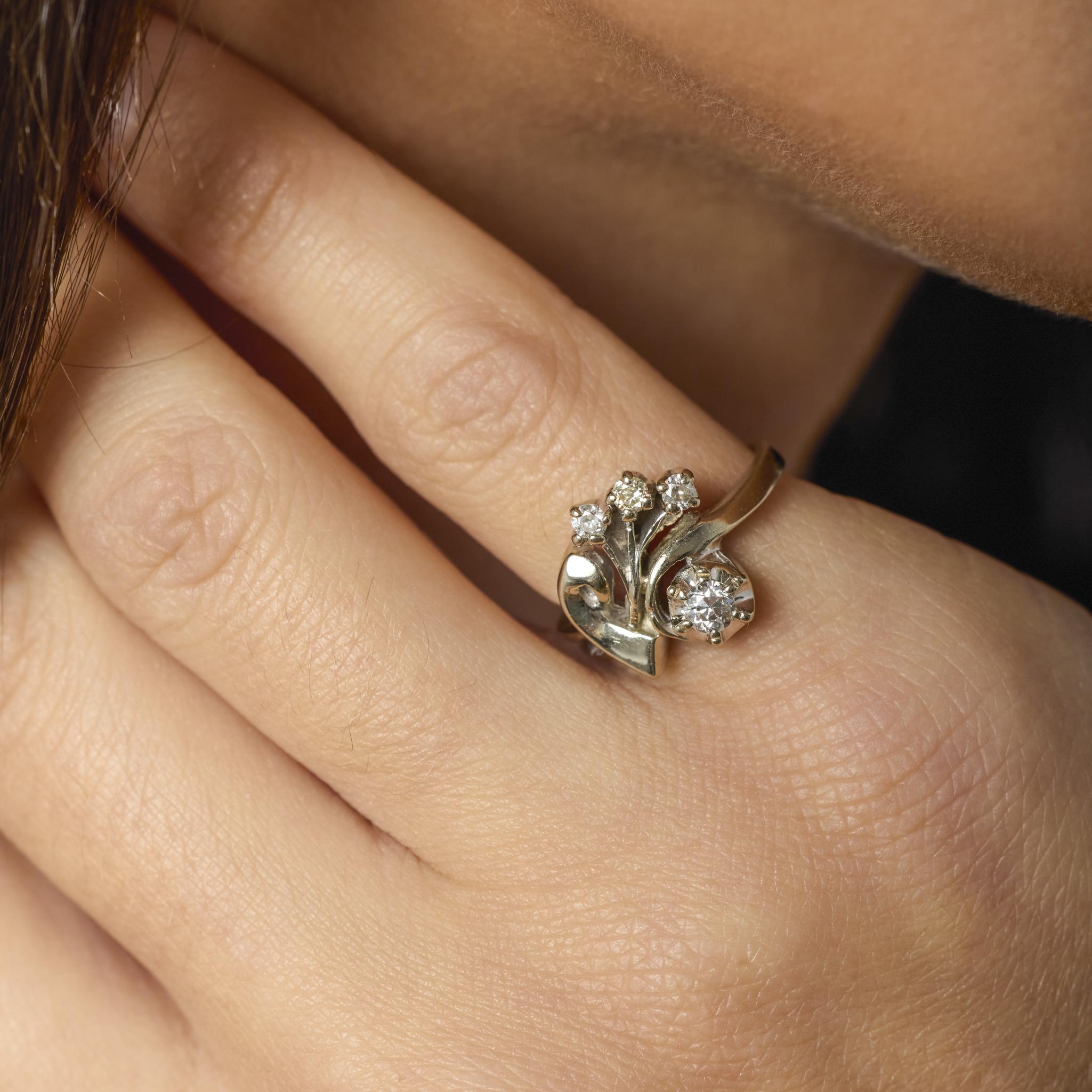 Questo affascinante anello dell'era retrò scintilla con quattro diamanti antichi di taglio europeo incastonati in un brillante oro bianco 14 carati, che riflette l'eleganza senza tempo degli anni Quaranta.