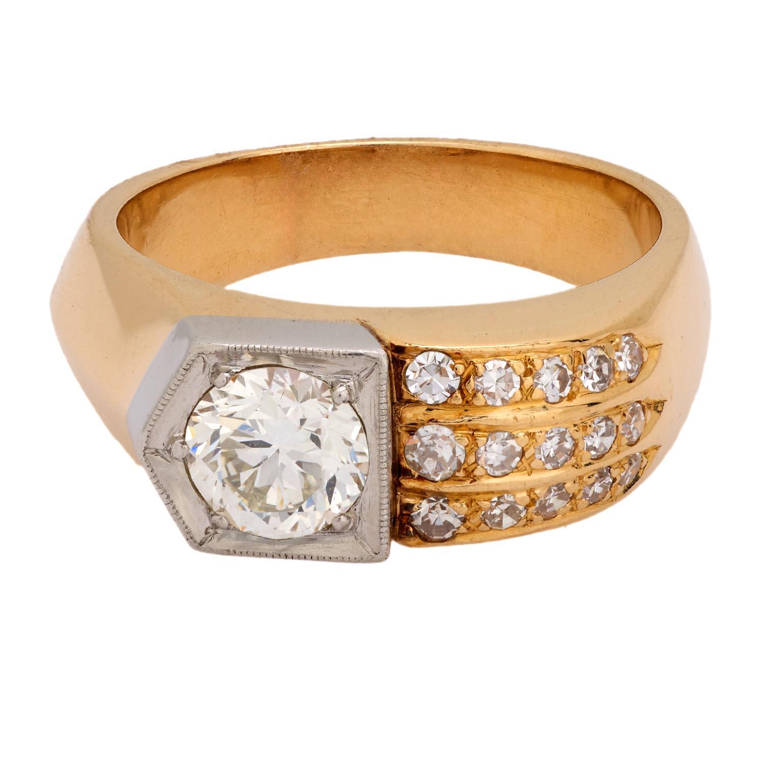 Cette bague rétro des années 1940 est ornée d'un diamant rond de taille brillant de 0,70 carat, de couleur K et de pureté VS2, rehaussé de quinze diamants de taille simple totalisant environ 0,15 carat, de couleur G-H et de pureté VS. Réalisé en or