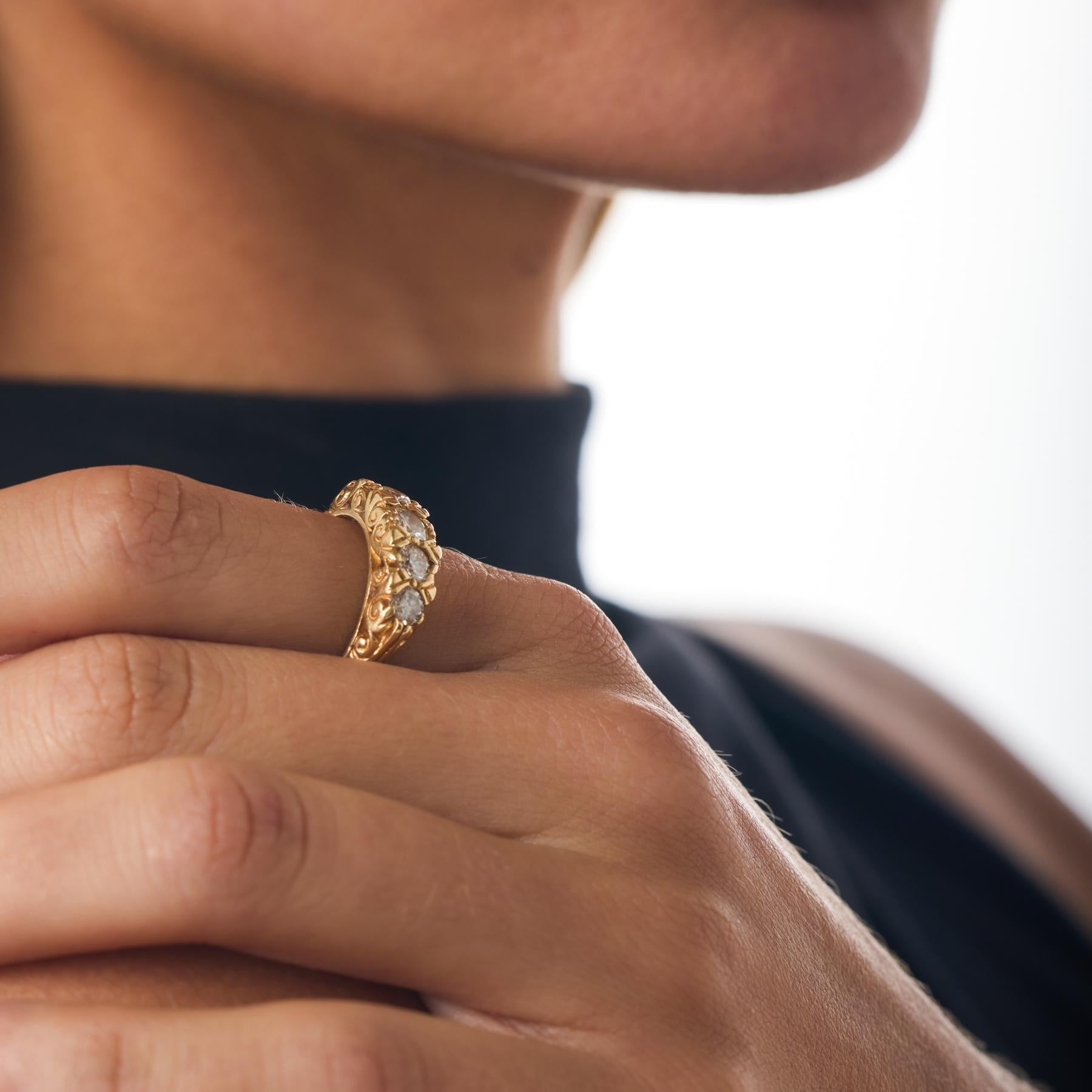 Questo sorprendente bracciale Retro a cinque pietre mette in mostra una radiosa fila di diamanti brillanti e vivaci incastonati nel caldo oro giallo 14k, creando una splendida armonia di scintille e bagliori. La linea di gemme pulita e senza tempo