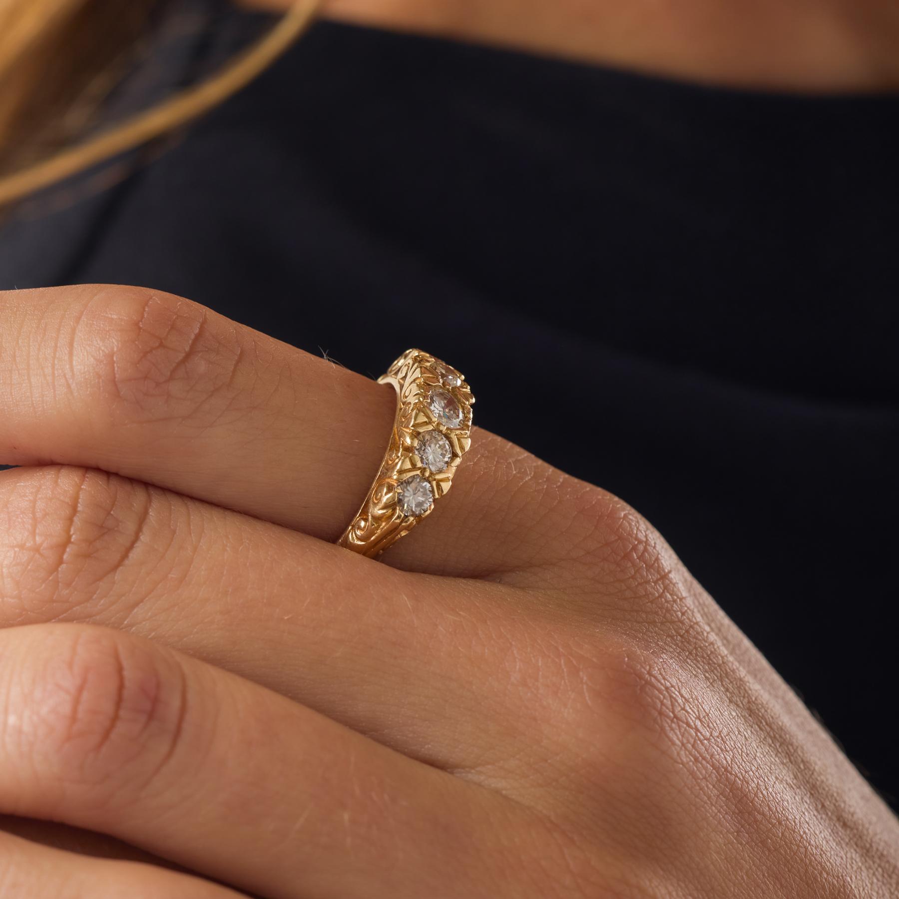 Taglio brillante Fascia con diamante retrò in oro giallo 14 carati con cinque pietre in vendita