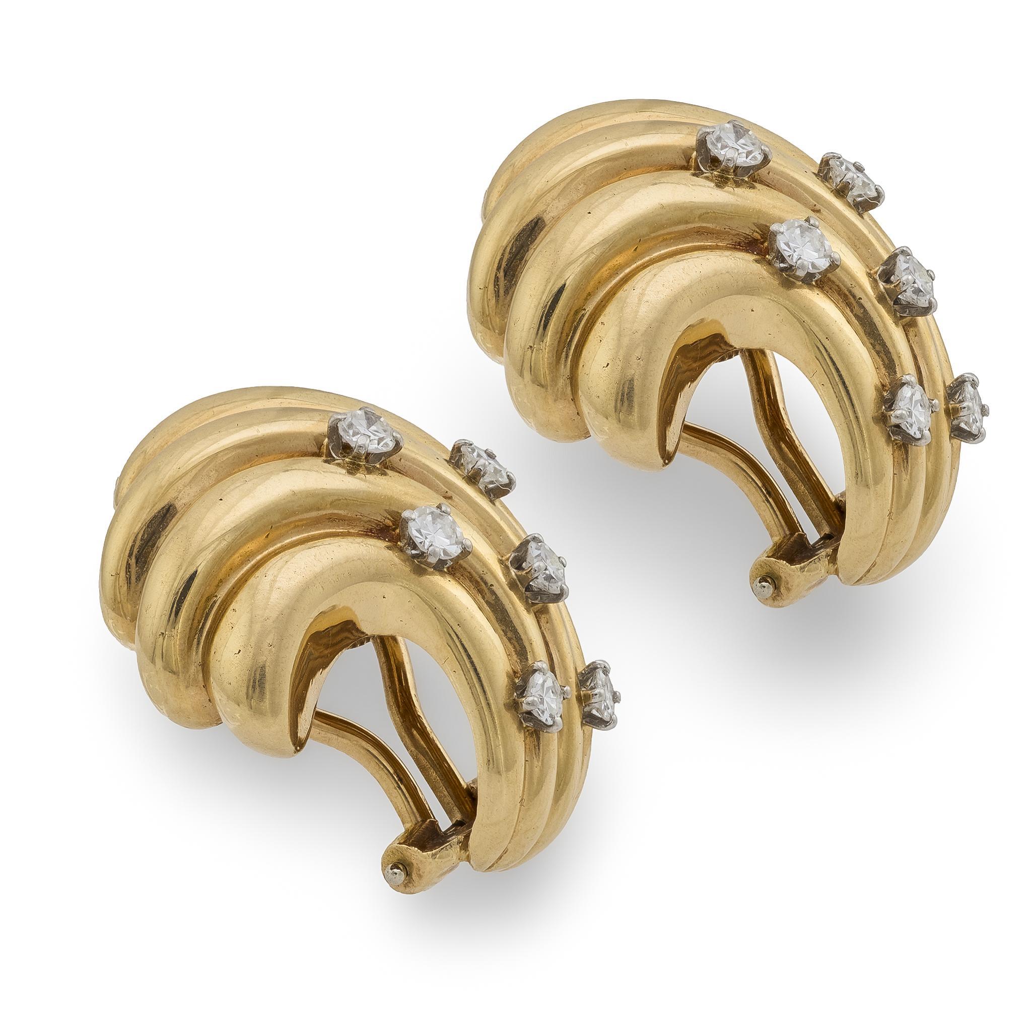 Rétro Boucles d'oreilles clips rétro en or jaune 14k avec diamants et tourbillons en vente