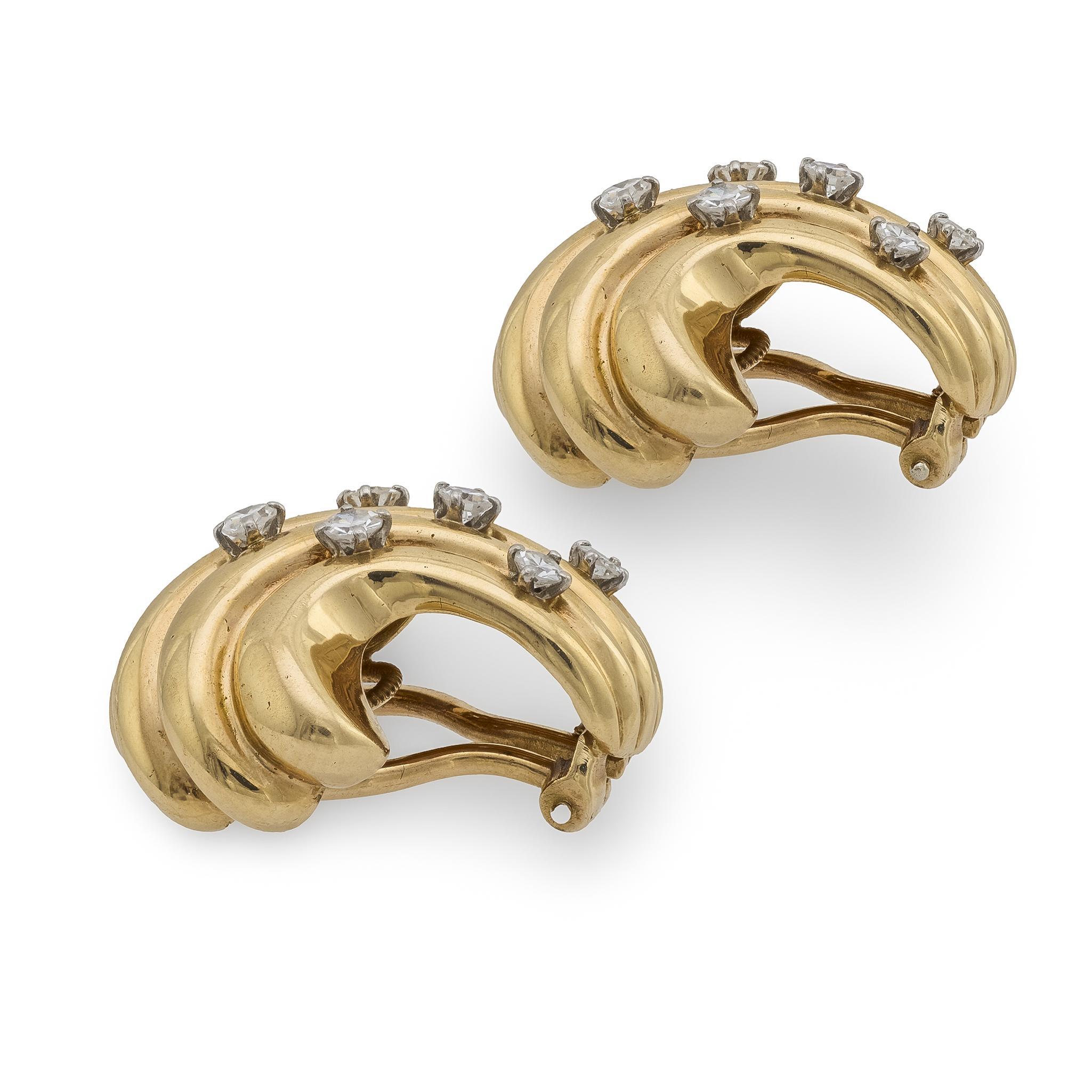 Boucles d'oreilles clips rétro en or jaune 14k avec diamants et tourbillons Bon état - En vente à Beverly Hills, CA